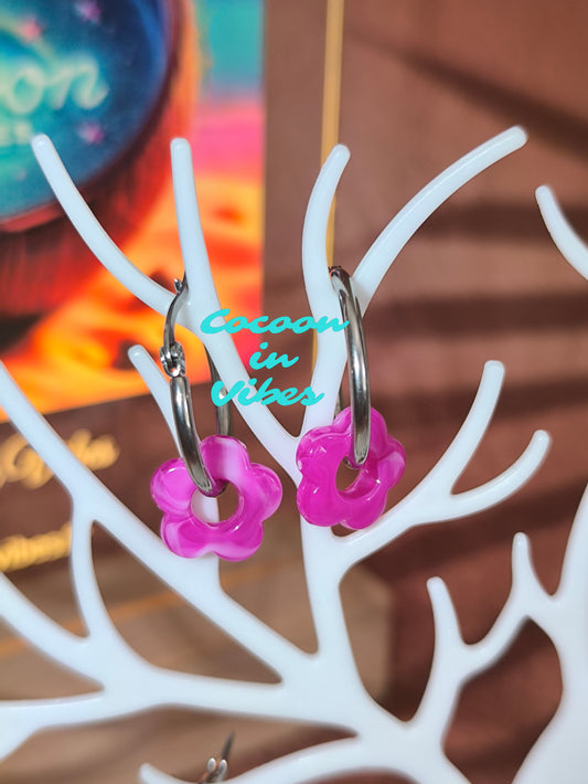 Boucles d’oreilles créoles artisanales – Fleur marbrée
