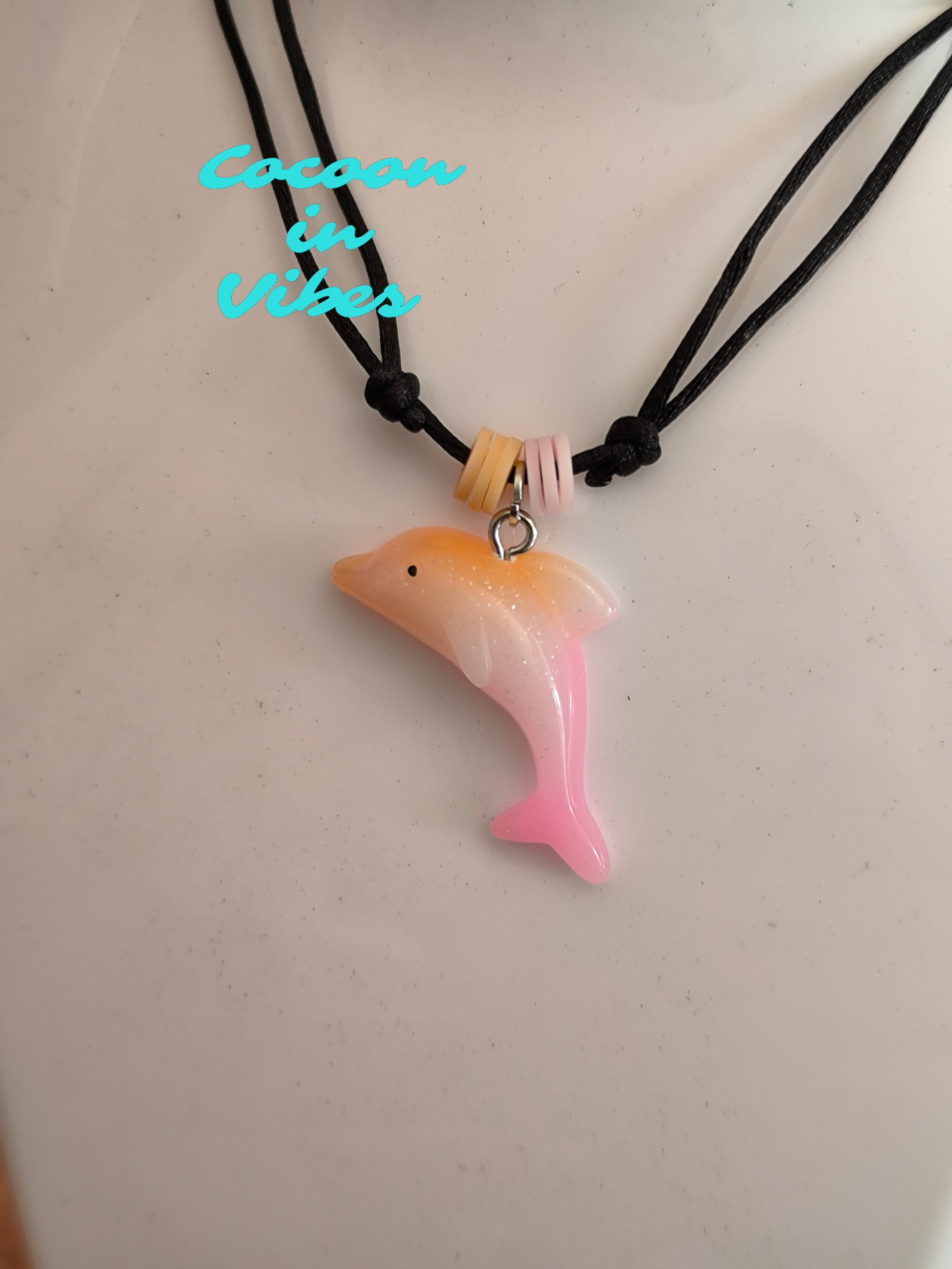 Collier Dauphin Dégradé aux couleurs acidulées – Création Artisanale Exclusive Cocoon in Vibes