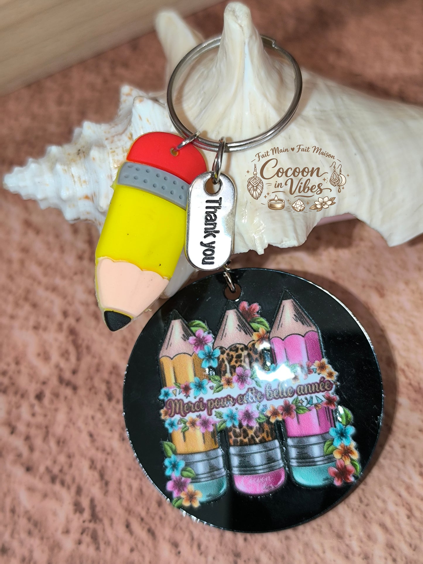 Porte-clé “Merci pour cette belle année – Crayons Girly & Léopard” – Modèle unique fait main