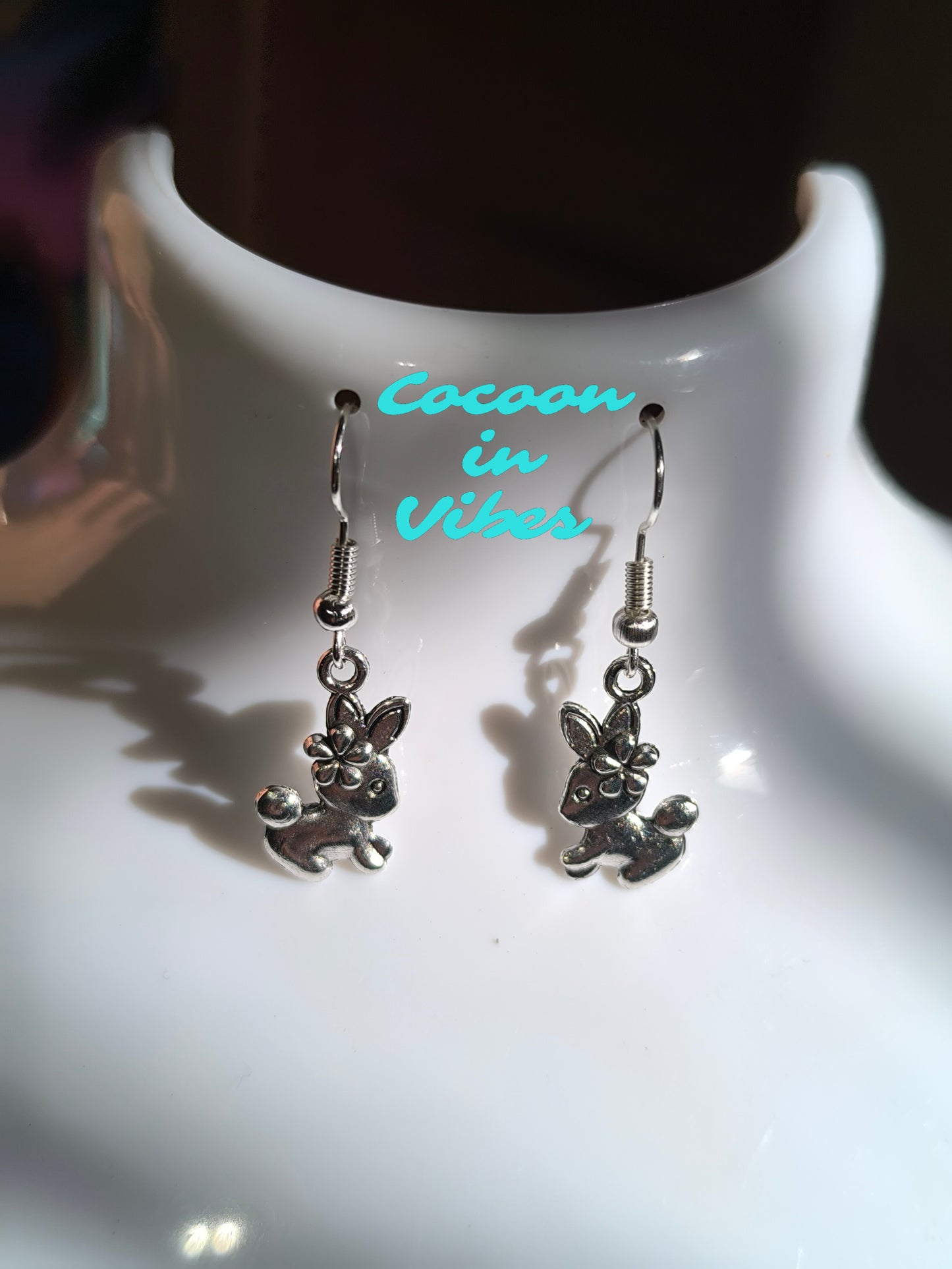 Boucles d’oreilles artisanales Lapin Printanier – Création Cocoon in Vibes ÉDITION LIMITÉE – Acier inoxydable hypoallergénique