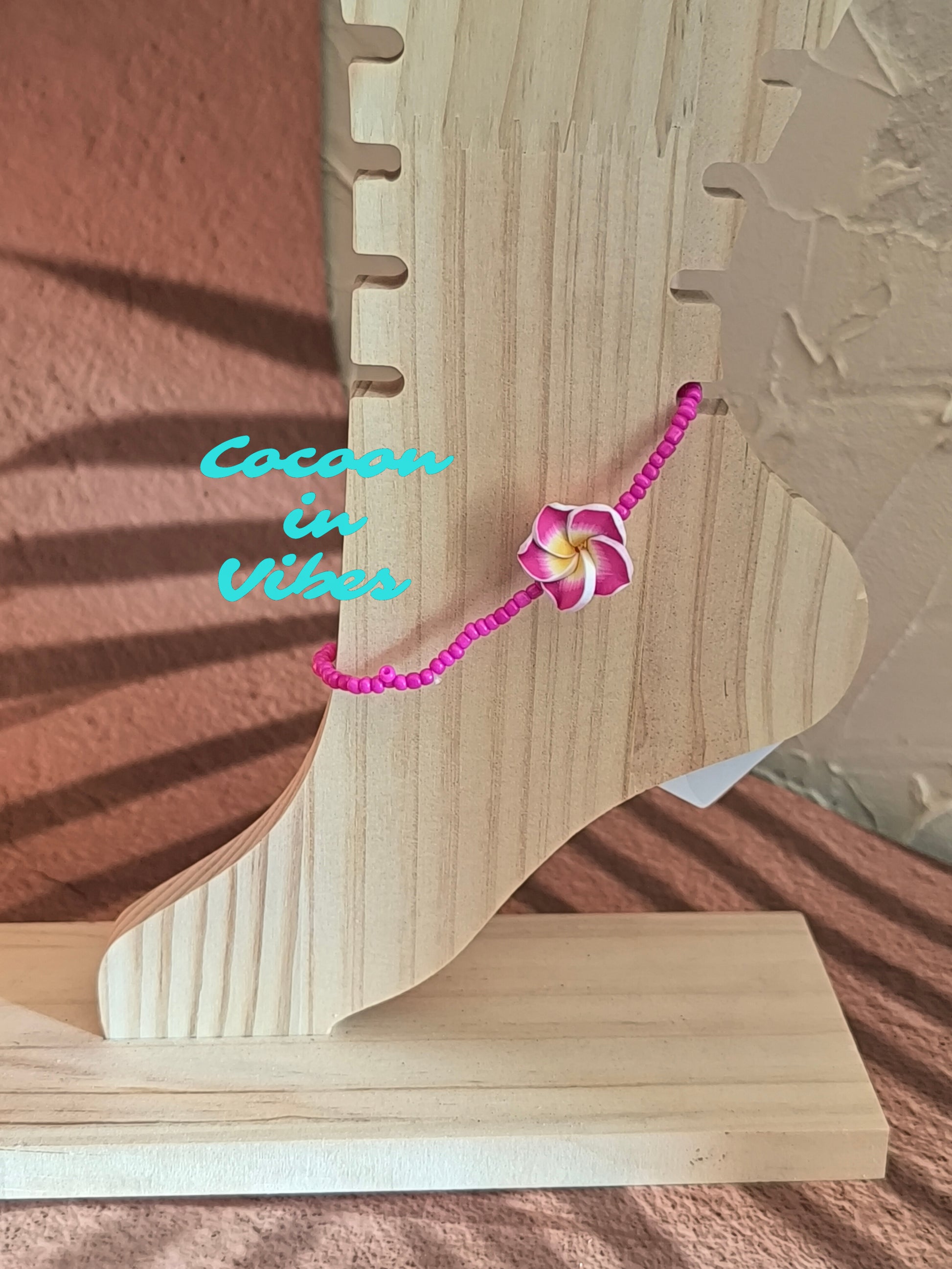 Bracelets de cheville en perles de rocaille & fleur de Monoï – L’invitation au voyage