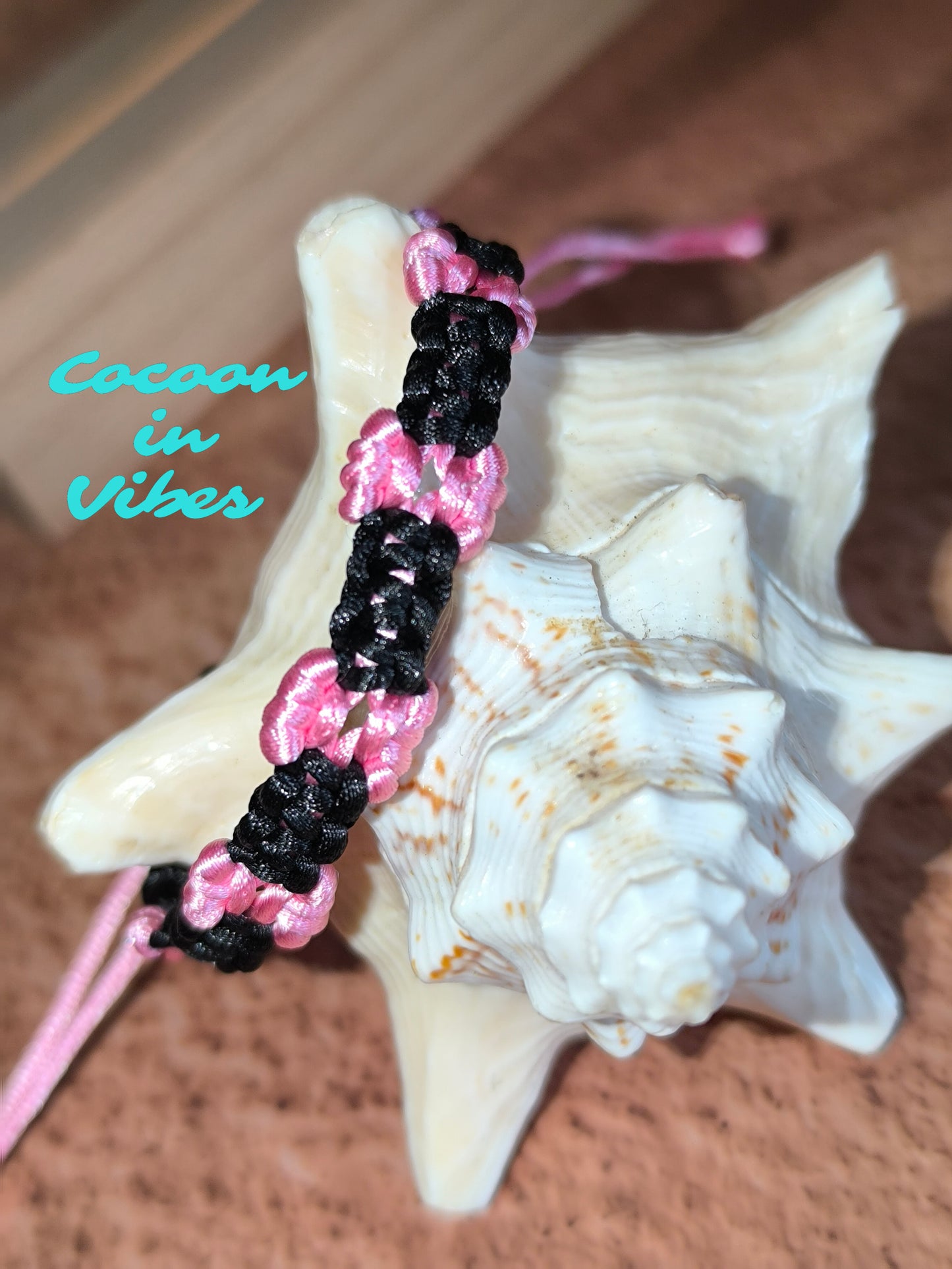 Bracelet artisanal en macramé “Nœud Couture” – Création faite main