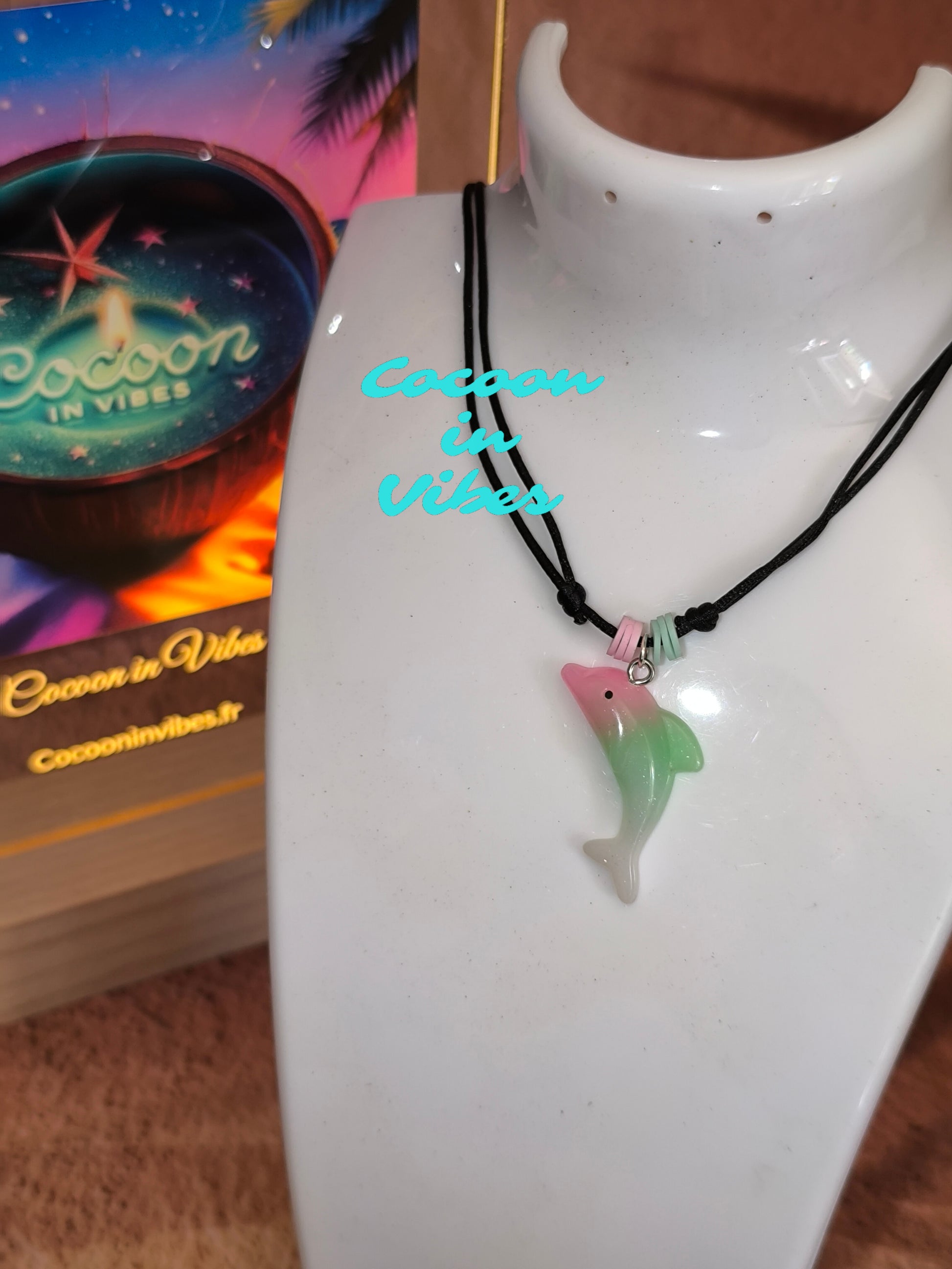 Collier Dauphin Dégradé aux couleurs acidulées – Création Artisanale Exclusive Cocoon in Vibes