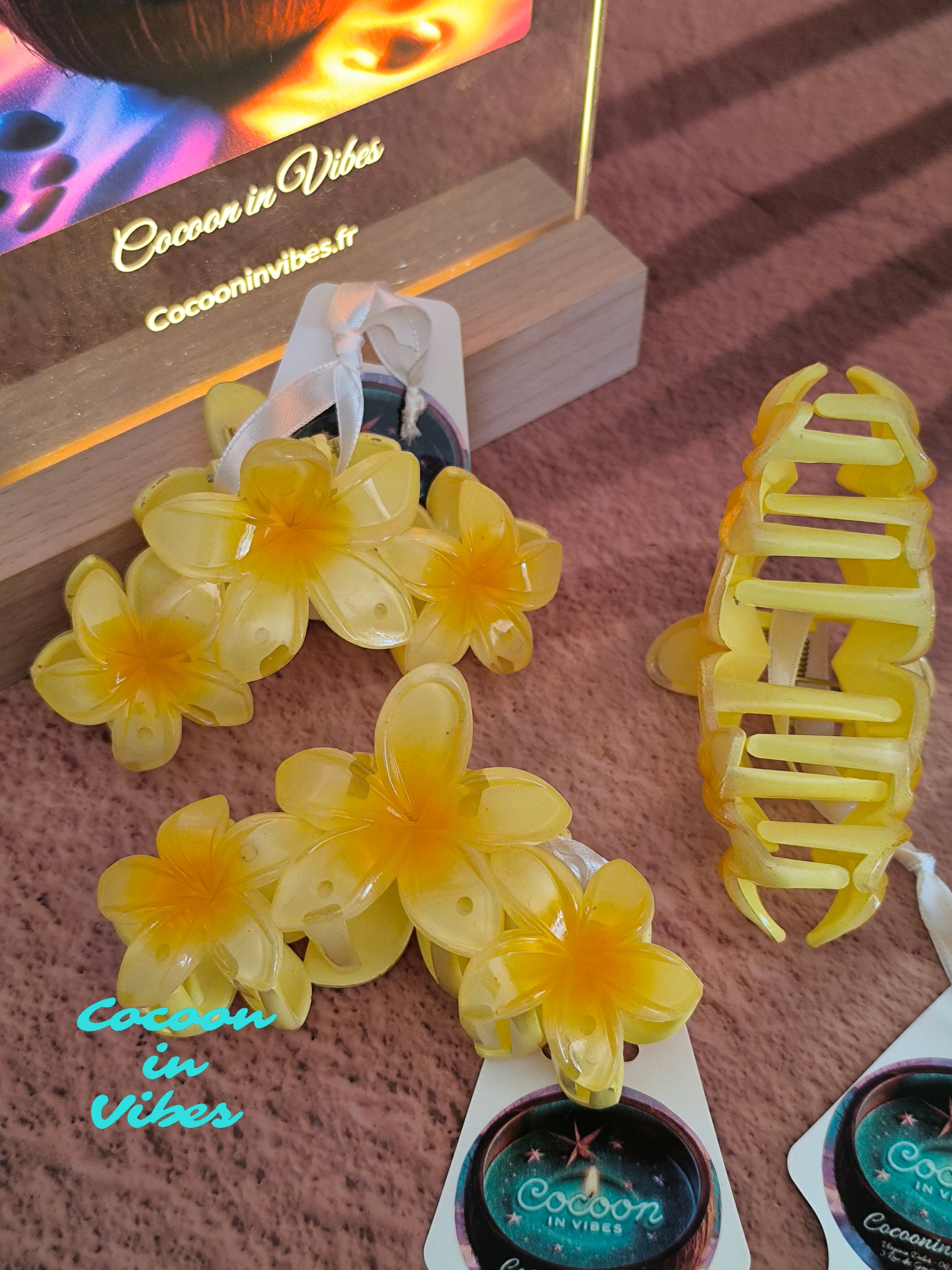Grande Pince à Cheveux – 3 Fleurs de Monoï Jaune Soleil au Cœur Flamboyant