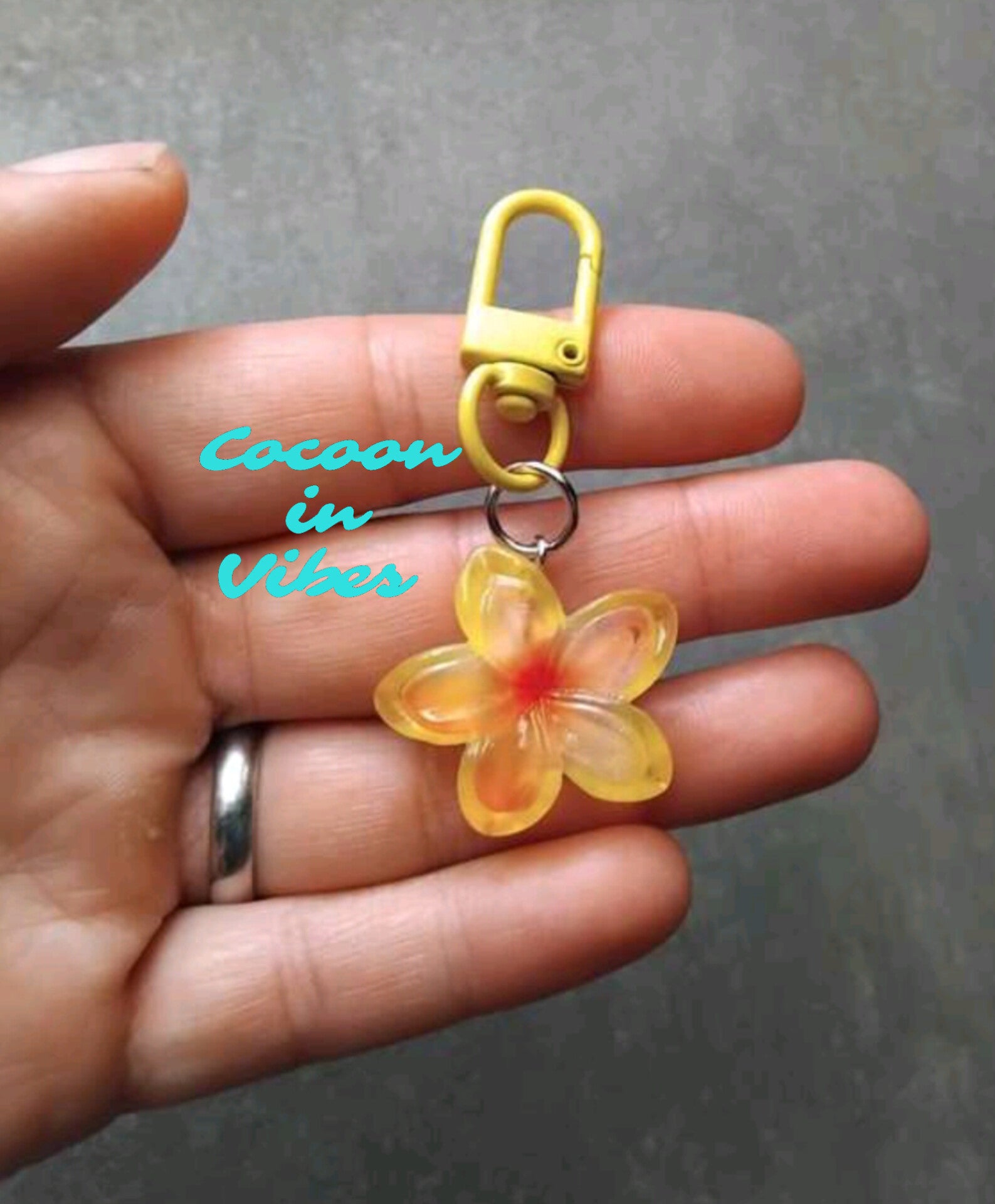 Bijoux de sac / Porte-clés Fleur de Monoï Multicolore - Éclat des îles au bout de vos clés