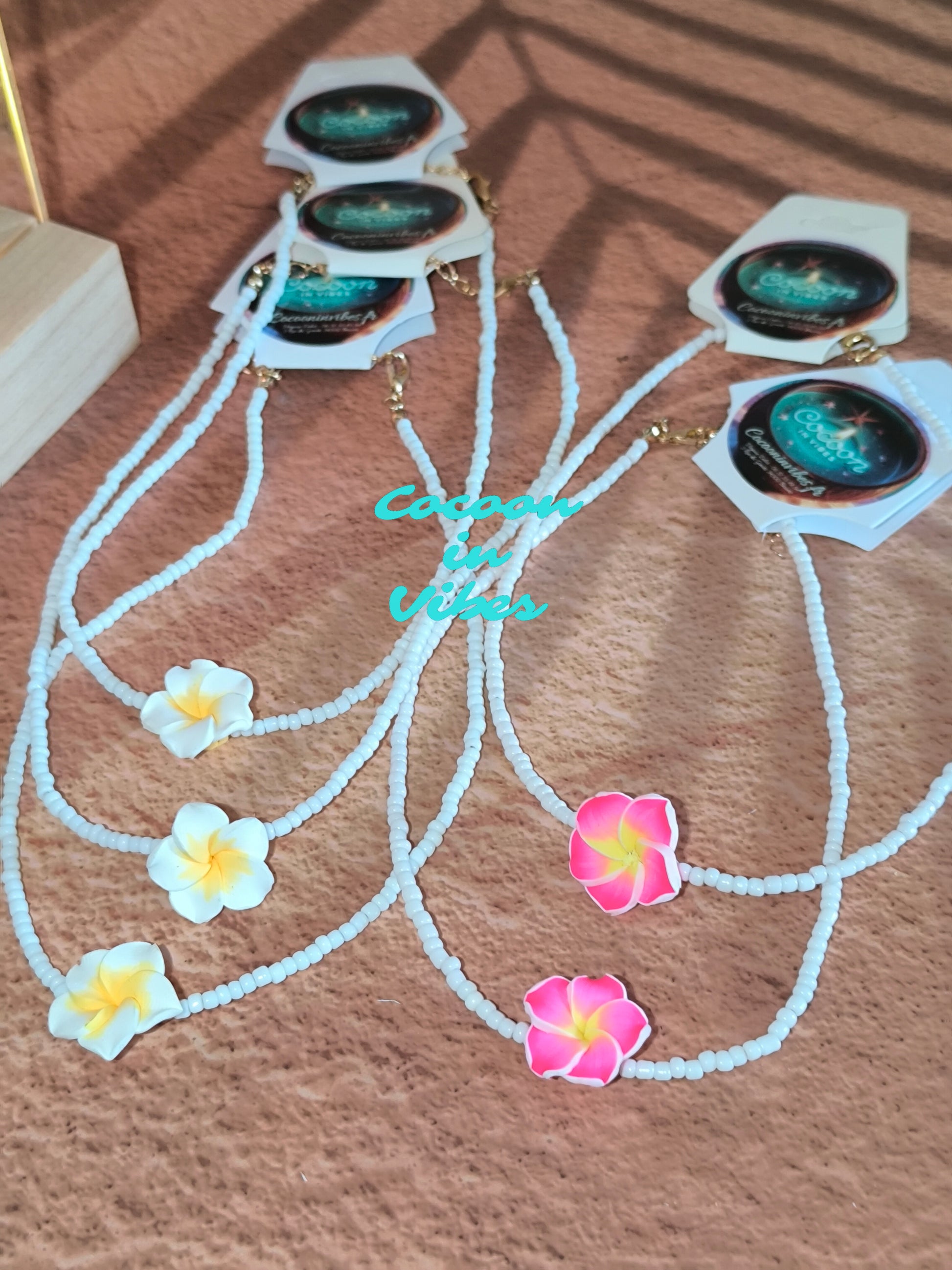 Collier en perles de rocaille blanches & fleur de Monoï – L’élégance tropicale
