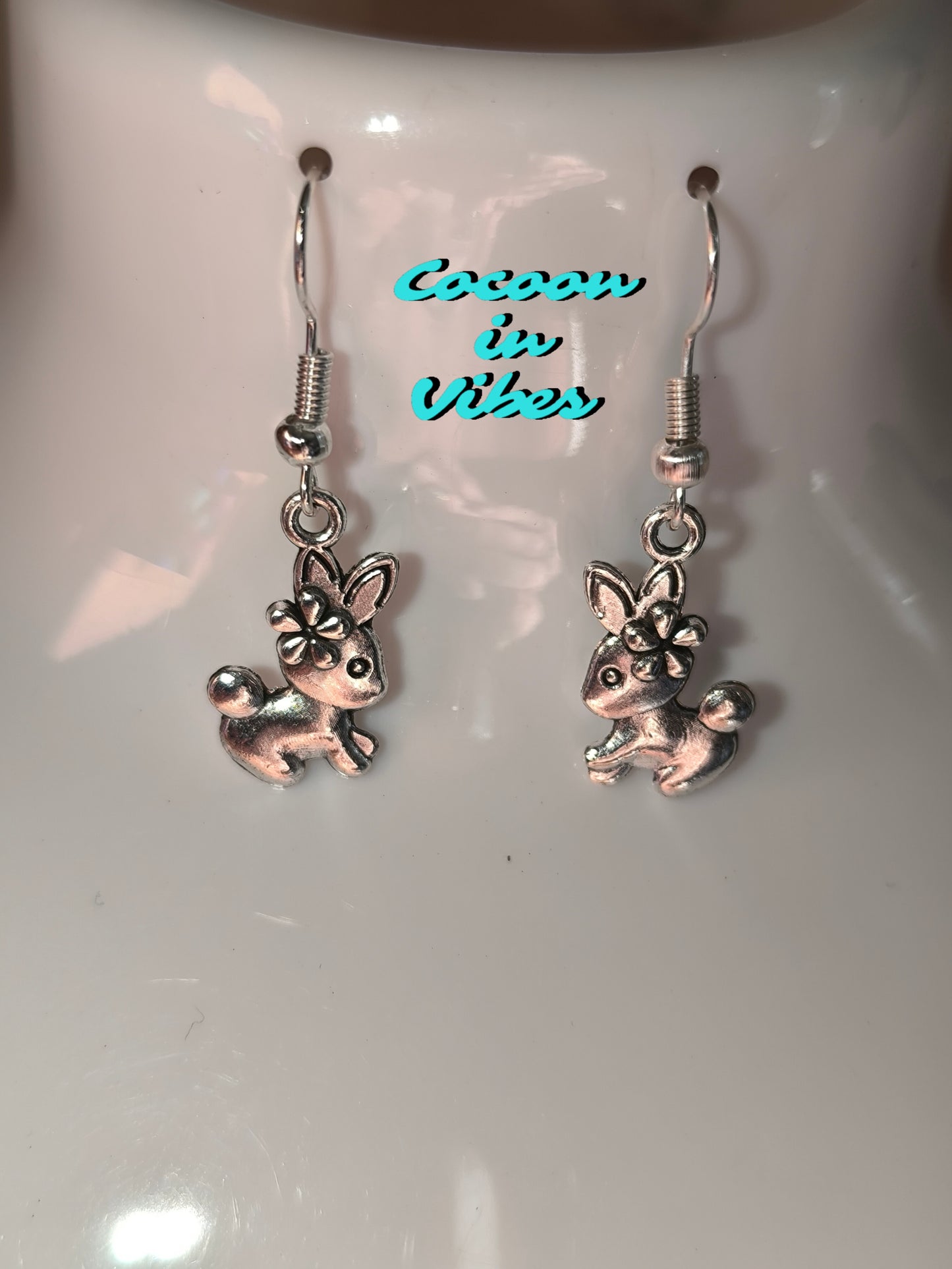 Boucles d’oreilles artisanales Lapin Printanier – Création Cocoon in Vibes ÉDITION LIMITÉE – Acier inoxydable hypoallergénique