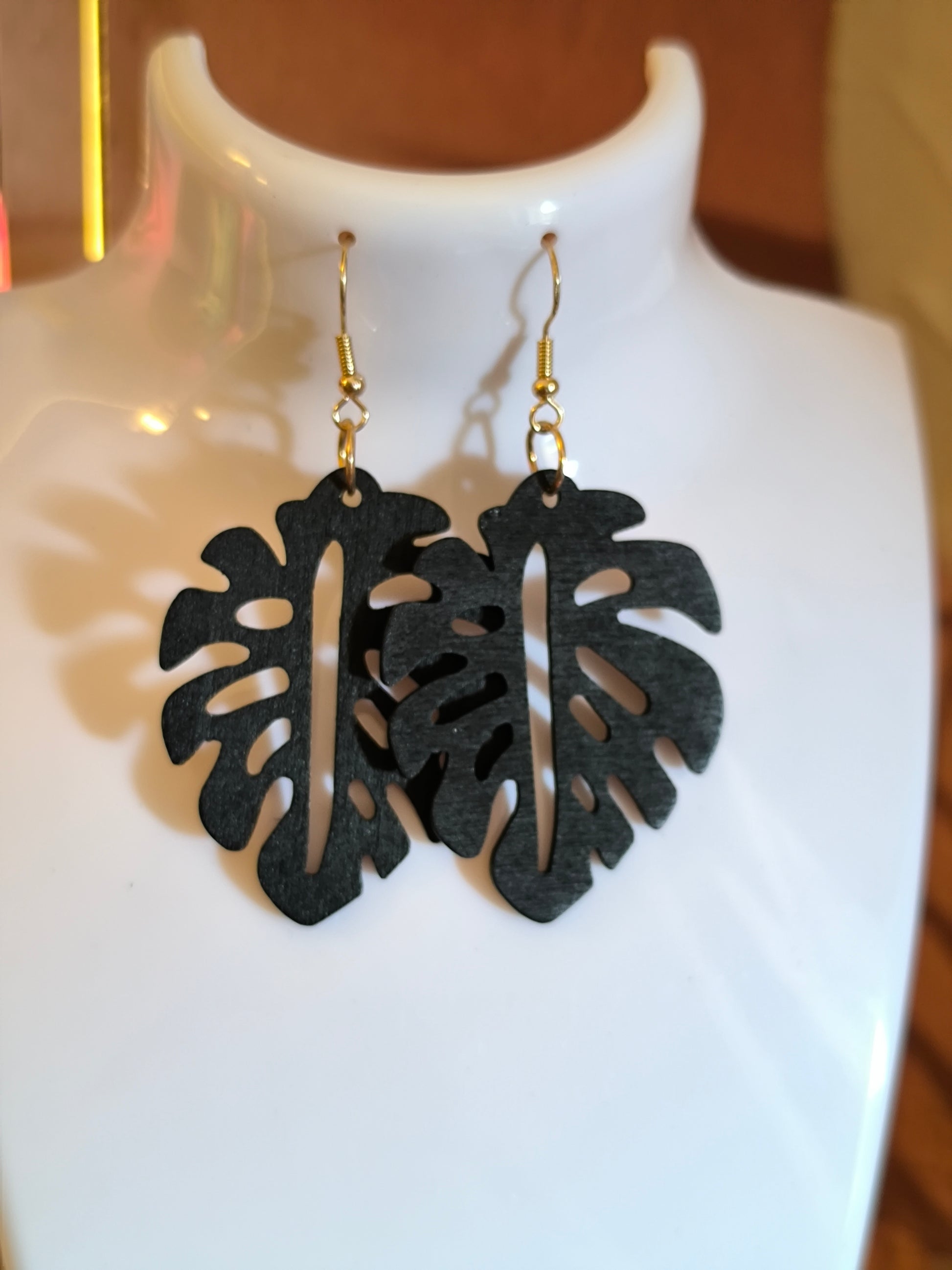 Boucles d’Oreilles Feuilles Tropicales – L’évasion au bout des oreilles
