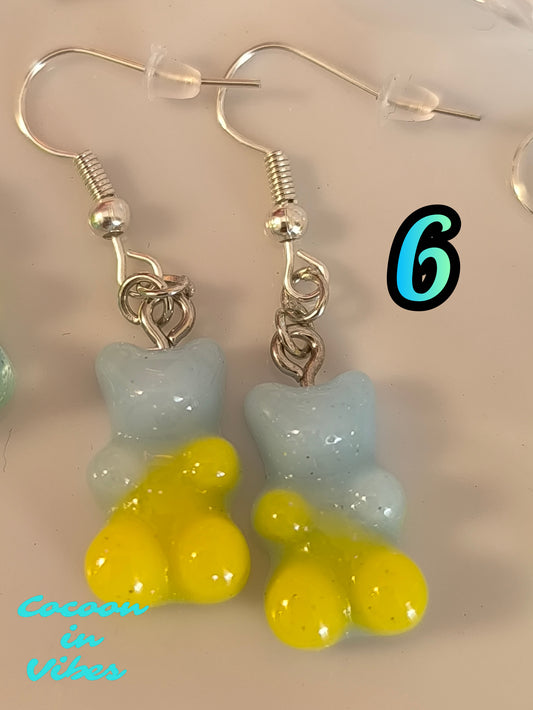 Boucles d’oreilles Nounours Gélifiés – N°6 Bleu Clair / Bleu-Gris → Jaune Opaque Pailletée (Création artisanale Cocoon In Vibes)
