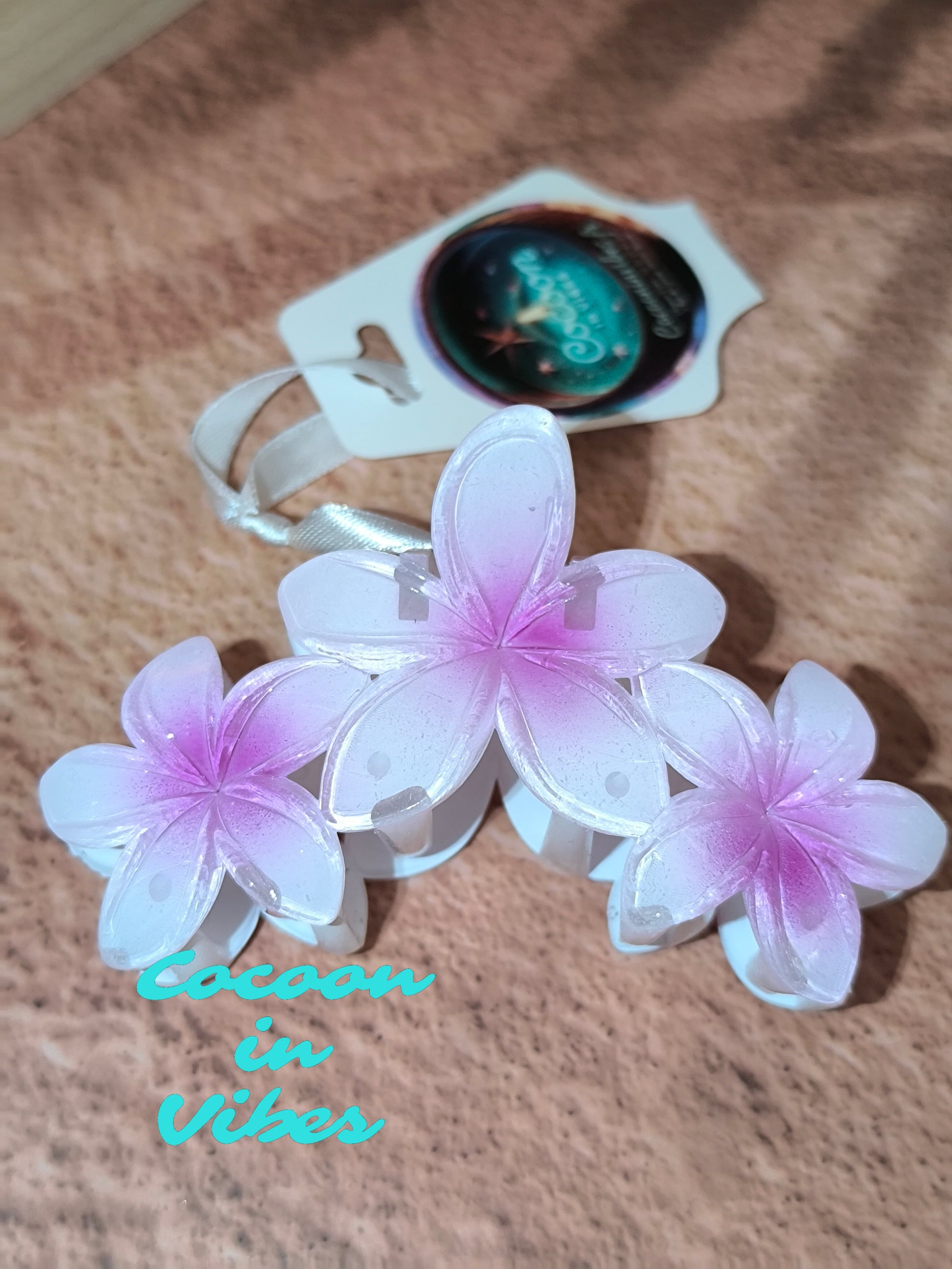 Grande Pince à Cheveux – 3 Fleurs de Monoï Parme au Cœur Violet