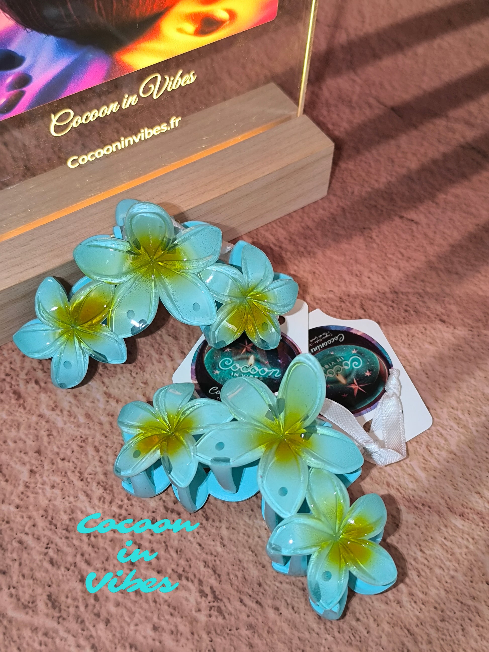 Grande Pince à Cheveux – 3 Fleurs de Monoï Turquoise au Cœur Jaune-Vert