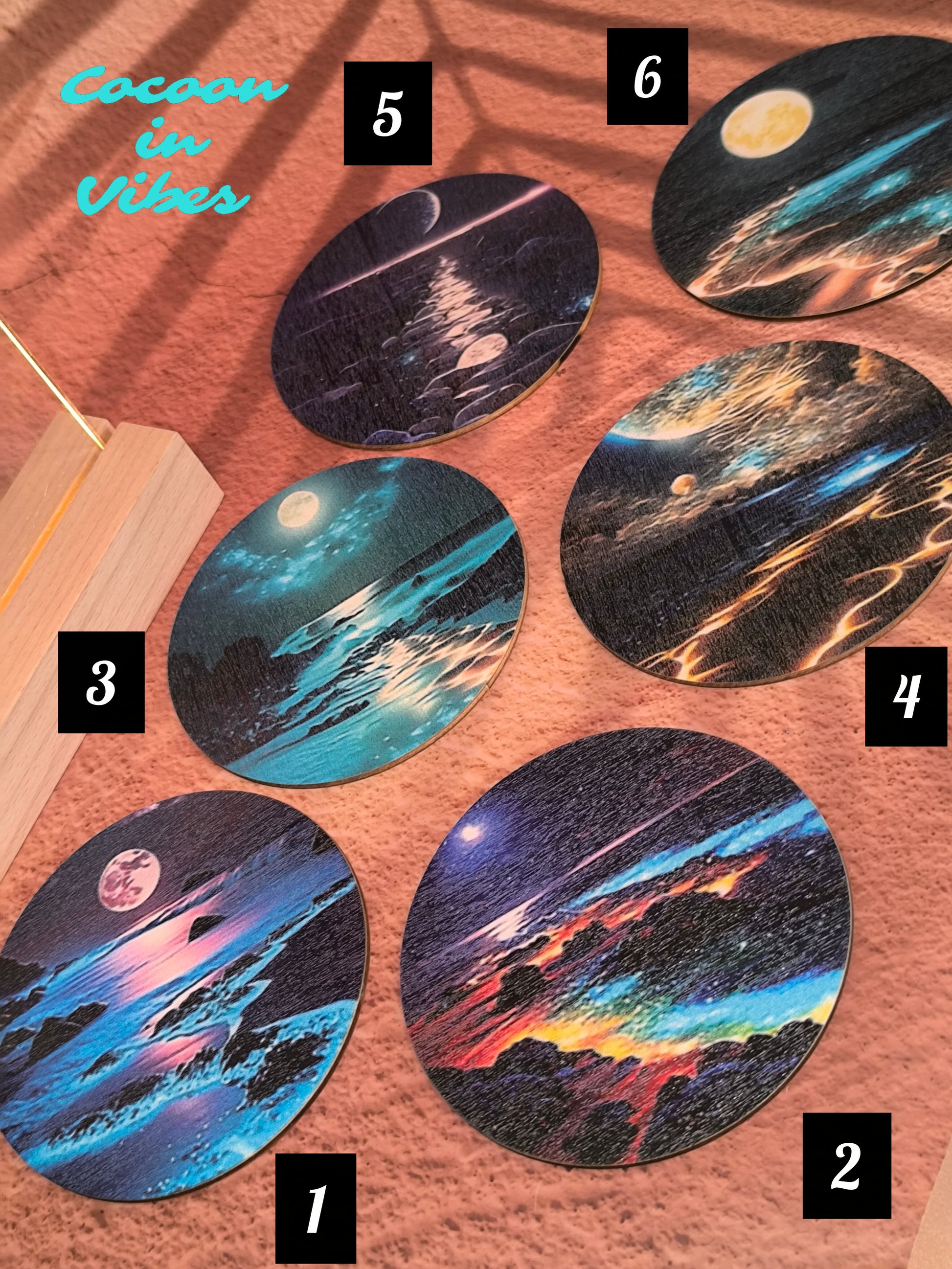 Dessous de tasse "Pleine Lune sur la Mer" – Quand la nuit se pare d’or et d’argent…