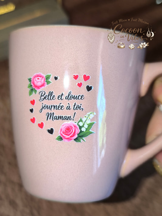Tasse "Fête des Mères" Rose – BELLE ET DOUCE JOURNÉE À TOI, MAMAN ! – Pièce unique, création artisanale Cocoon in Vibes