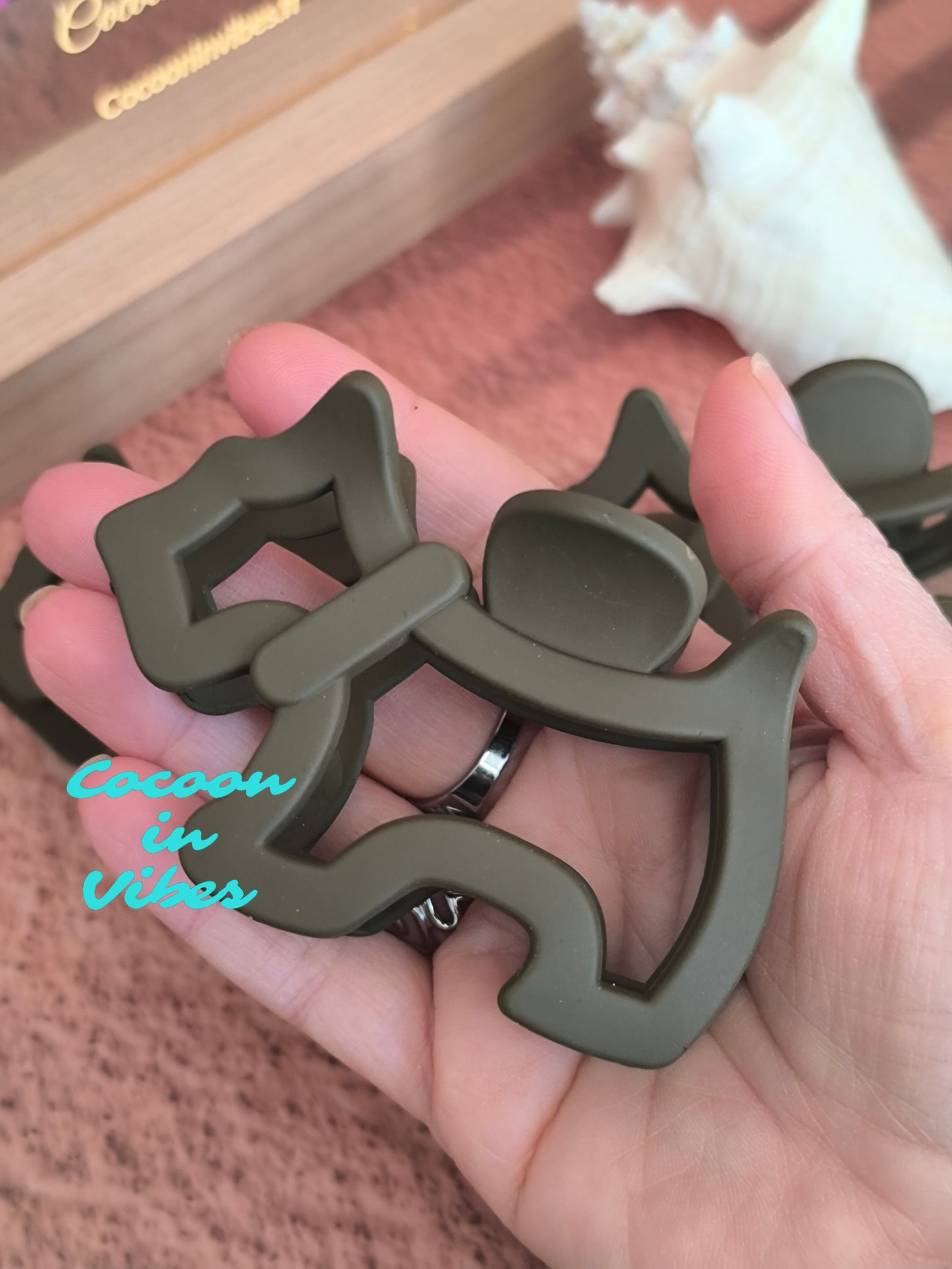 Grande pince cheveux Canaille – Motif chien ajouré – Cappuccino (8,5 cm x 6 cm)