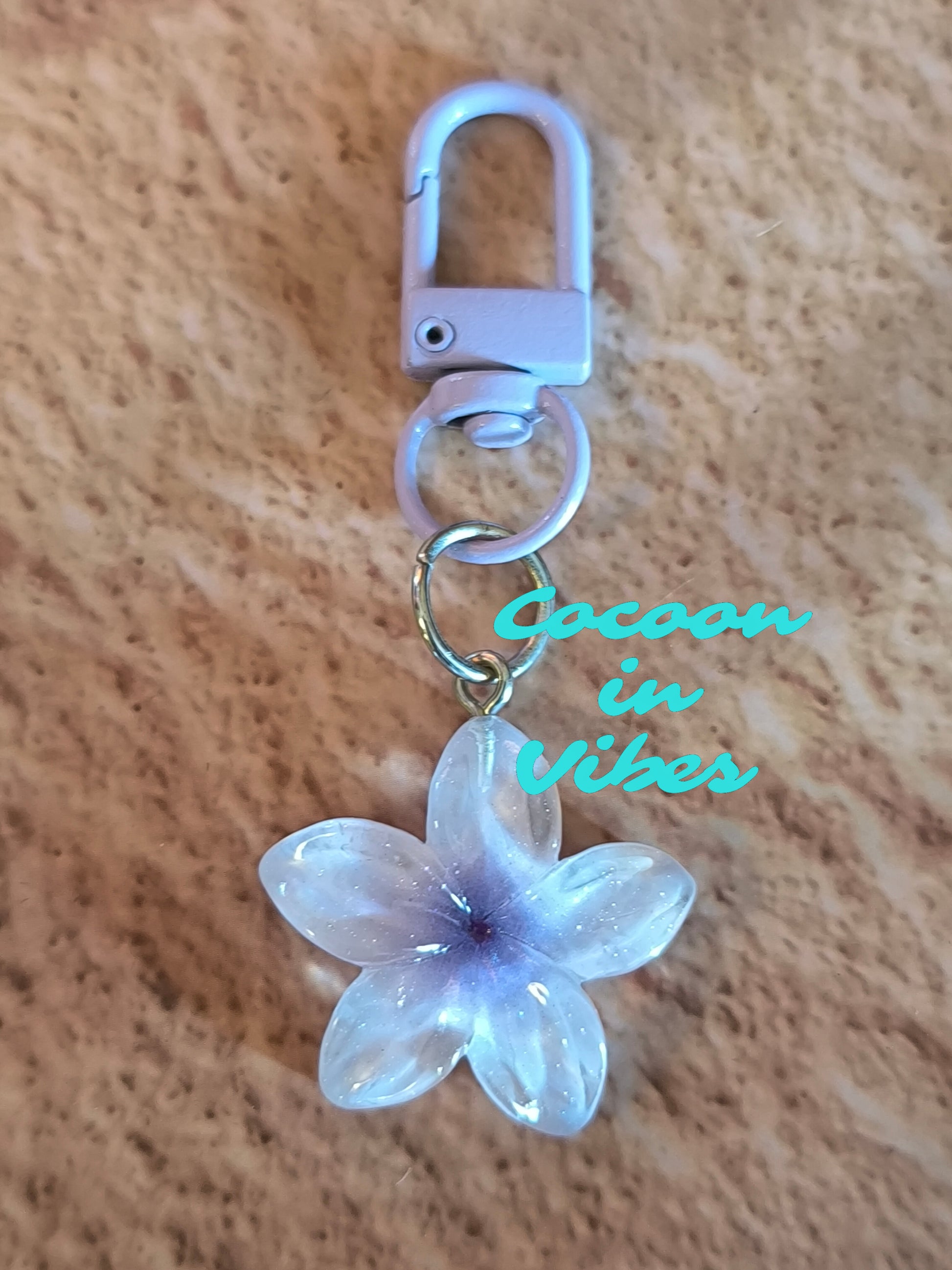 Bijou de Sac / Porte-Clés Fleur de Monoï – L’essence des iles toujours avec vous