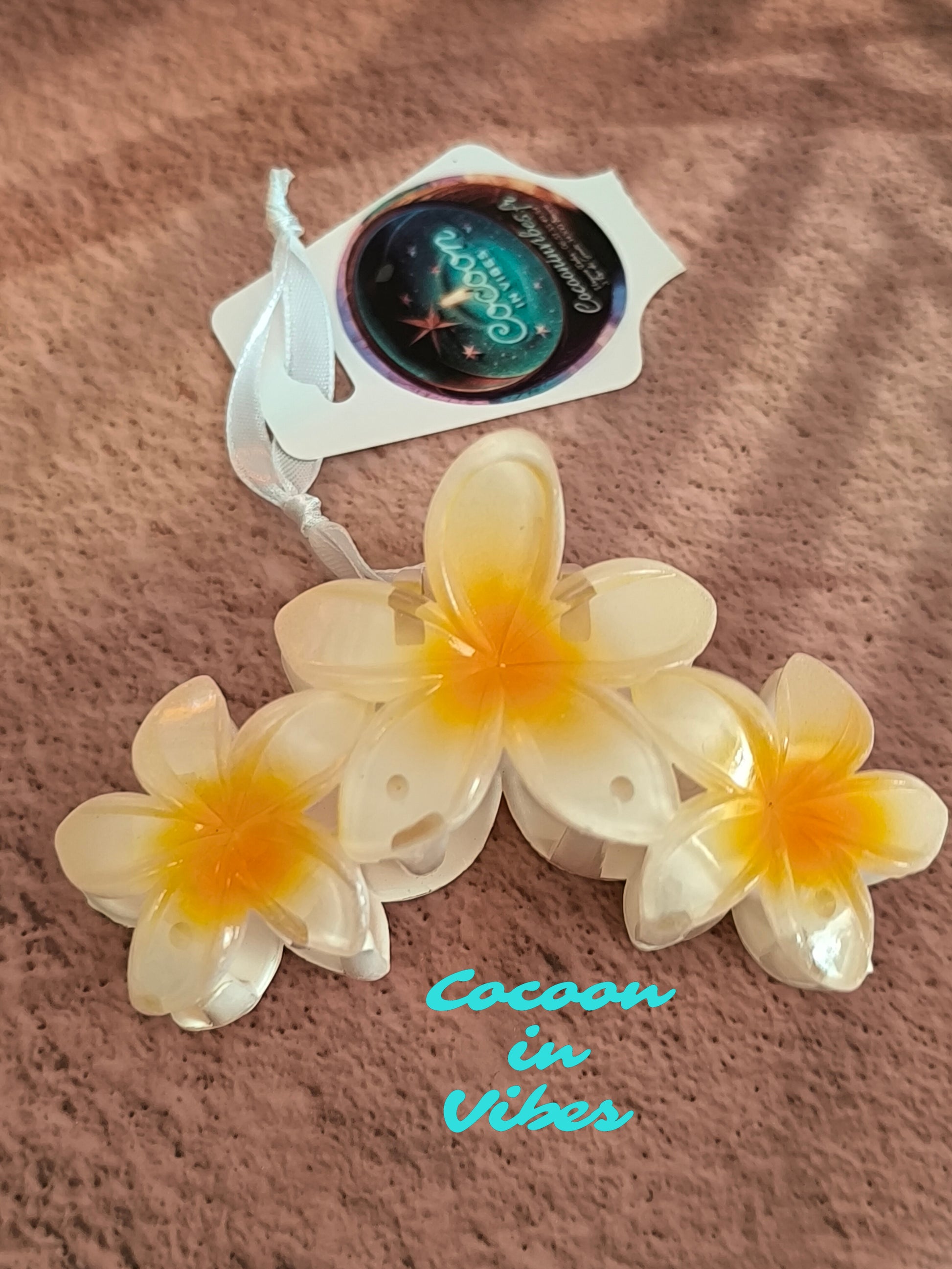 Grande Pince à Cheveux – 3 Fleurs de Monoï Jaune Clair au Cœur Orange