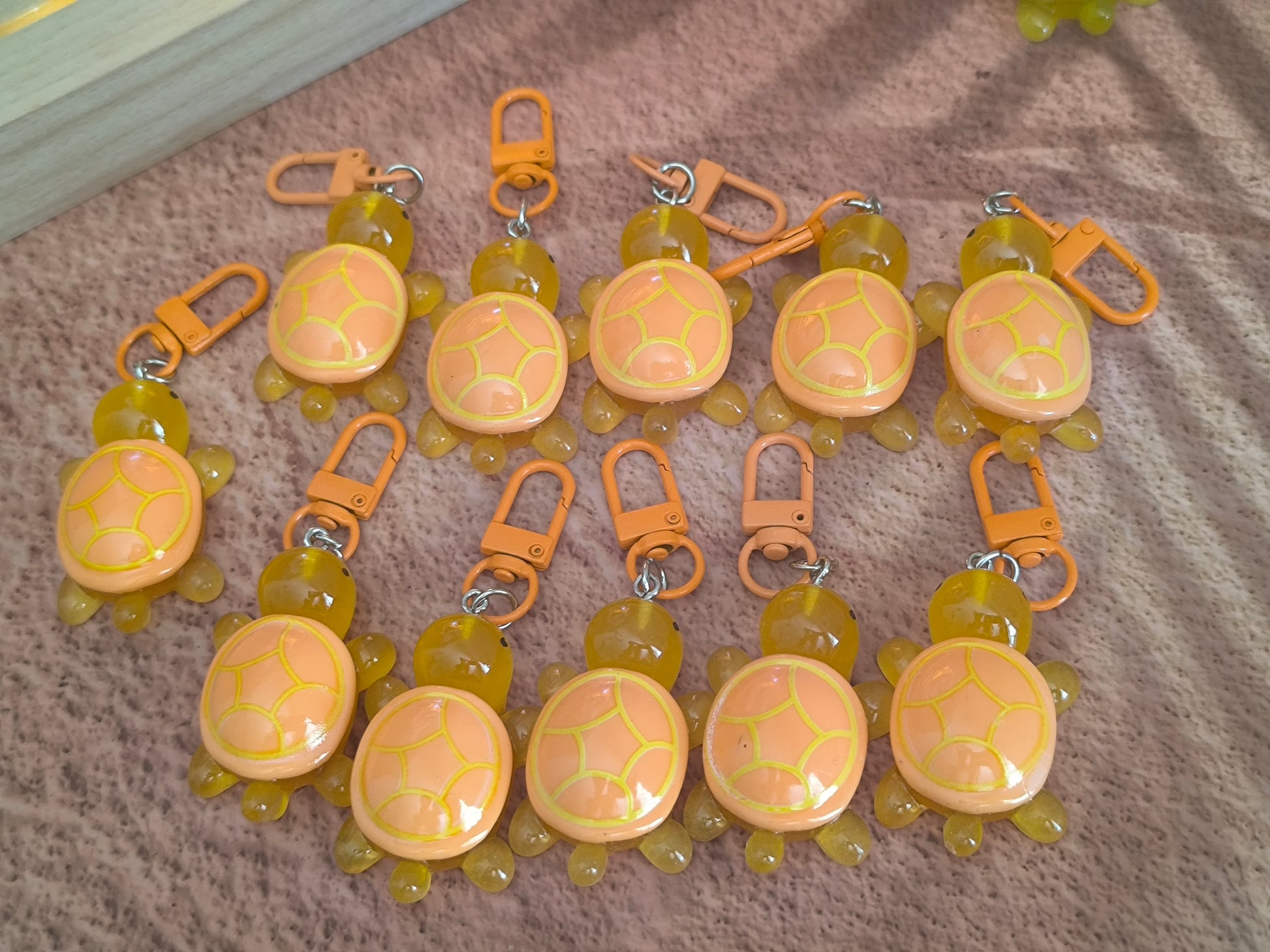 Bijoux de sac / Porte-clés Tortue de Terre Colorée Phosphorescente – Un petit compagnon lumineux à emporter partout