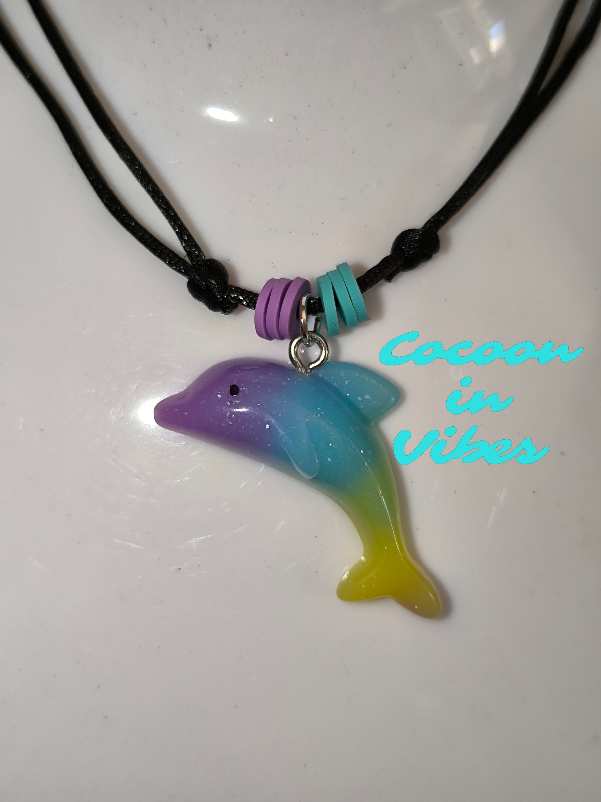 Collier Dauphin Dégradé aux couleurs acidulées – Création Artisanale Exclusive Cocoon in Vibes