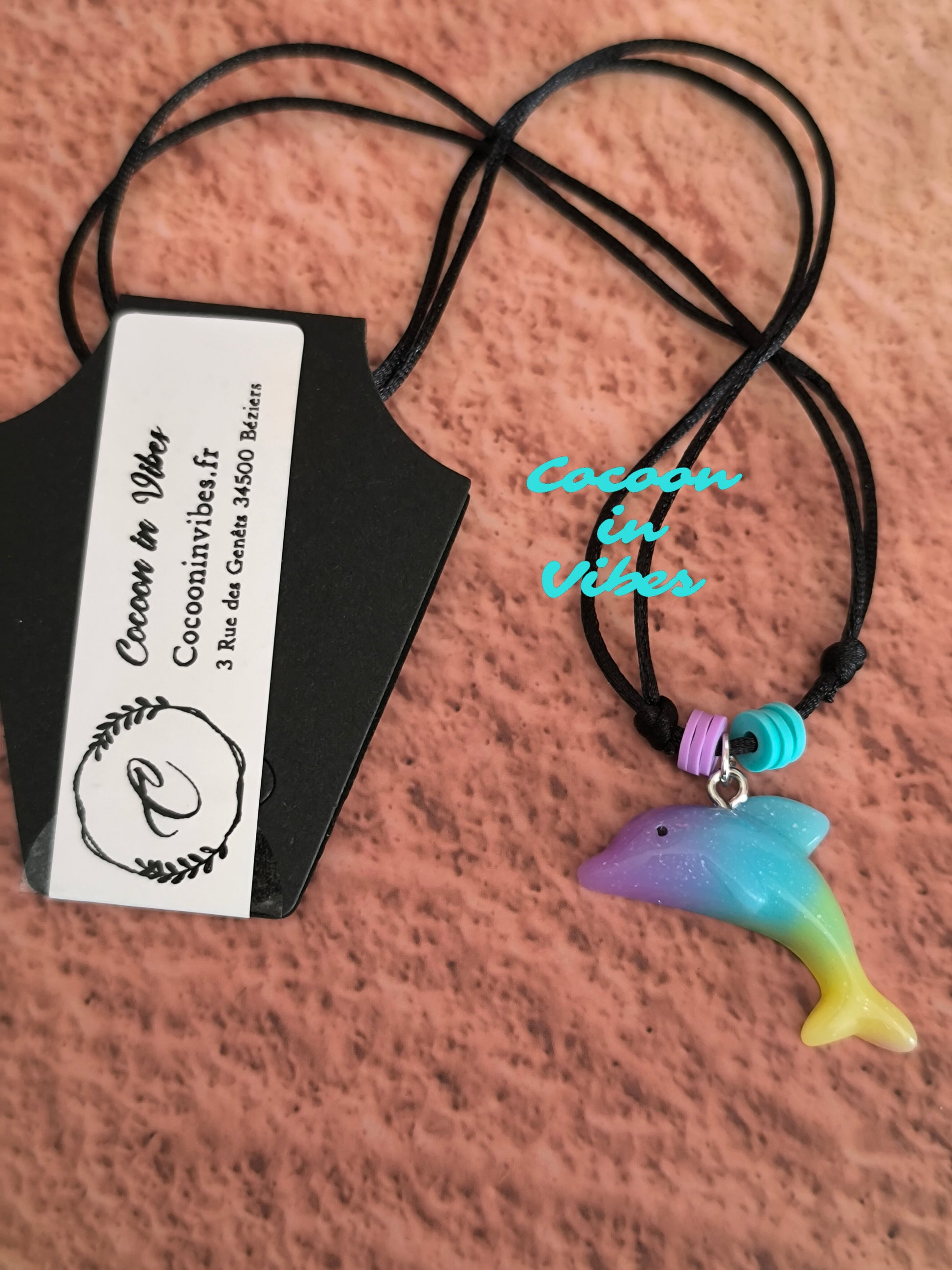 Collier Dauphin Dégradé aux couleurs acidulées – Création Artisanale Exclusive Cocoon in Vibes