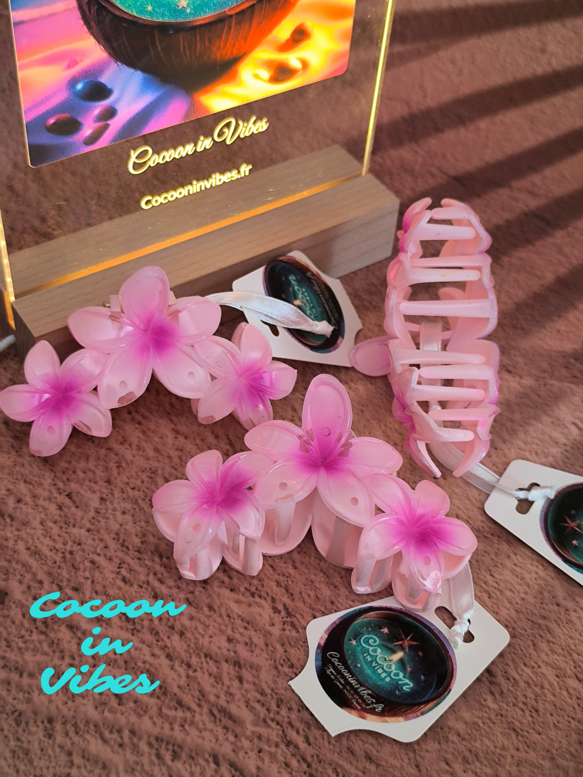 Grande Pince à Cheveux – 3 Fleurs de Monoï Rose au Cœur Fuchsia