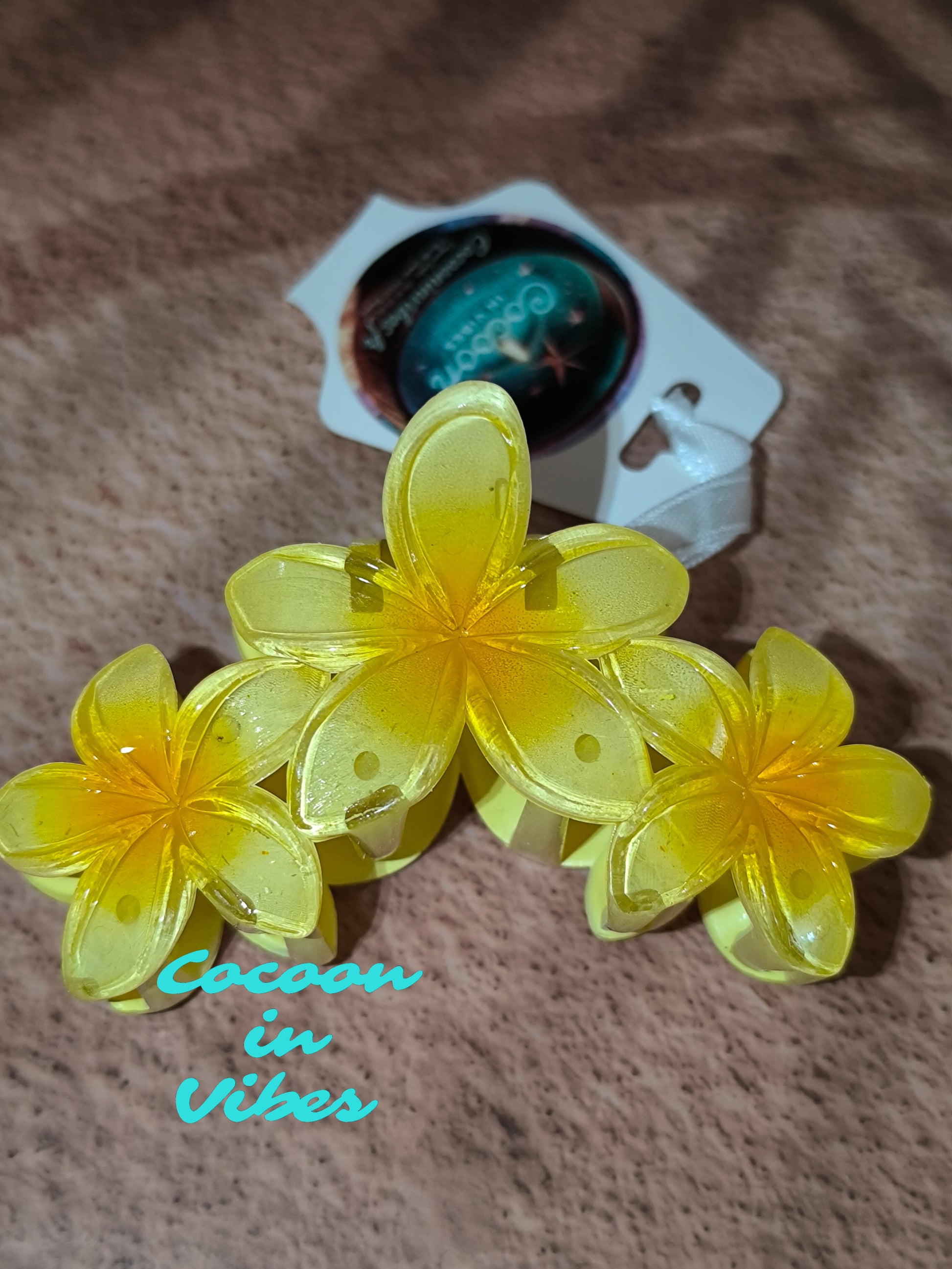 Grande Pince à Cheveux – 3 Fleurs de Monoï Jaune Soleil au Cœur Flamboyant