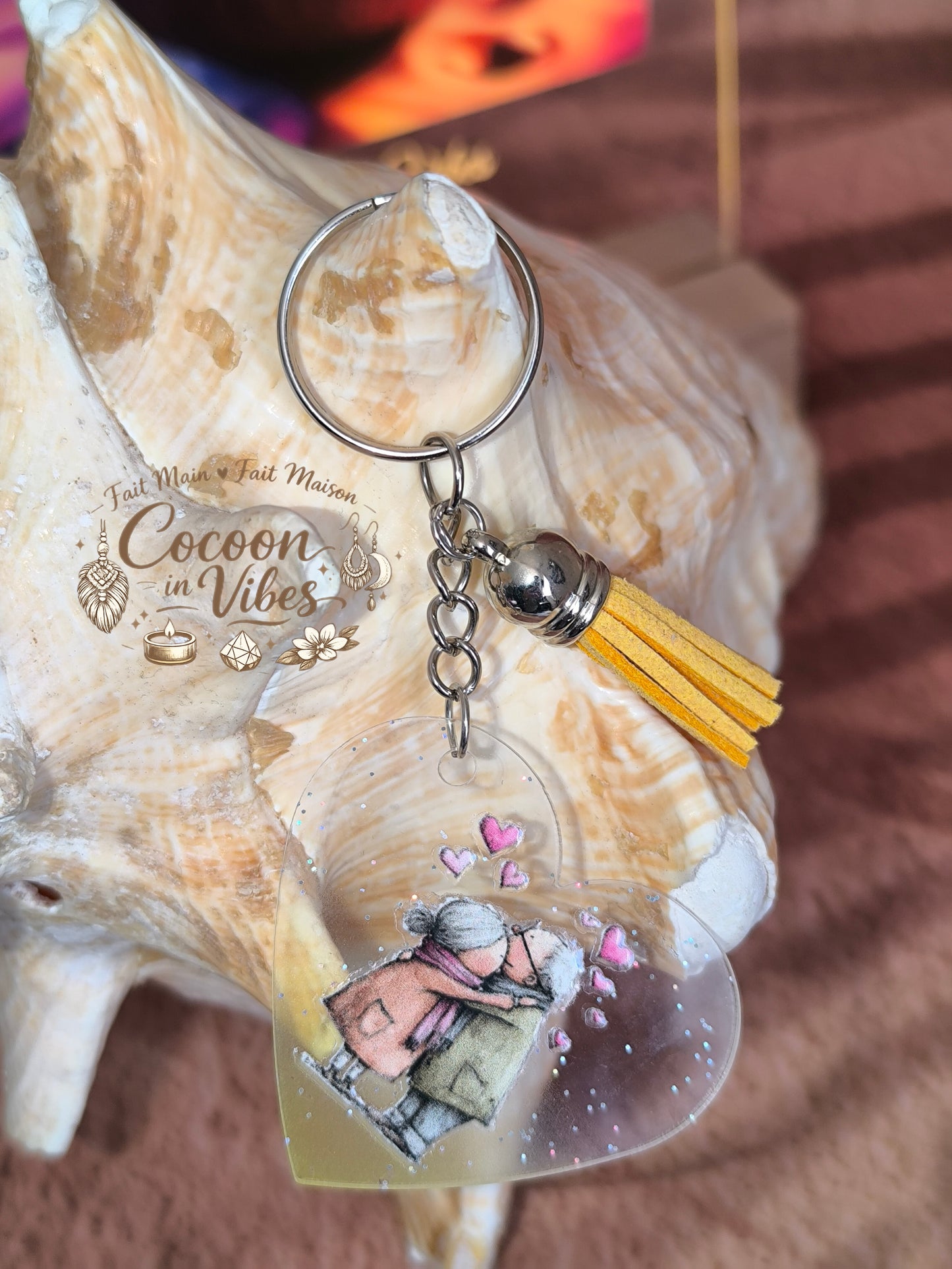 Porte-clé cœur transparent “Amour Éternel – Douce Étreinte” – Couple âgé enlacé – Franges suédine jaune – Modèle unique