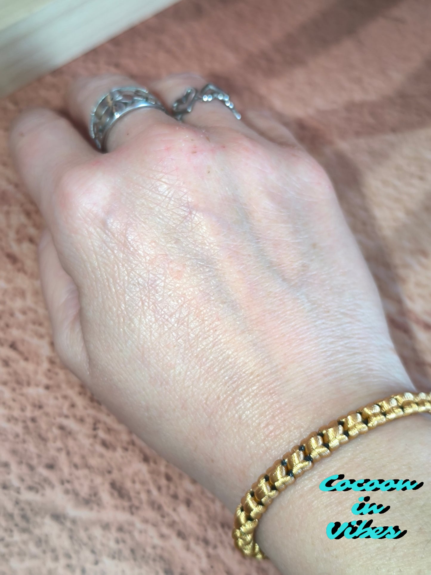 Bracelet artisanal en macramé “Nœuds Précieux” – Création faite main