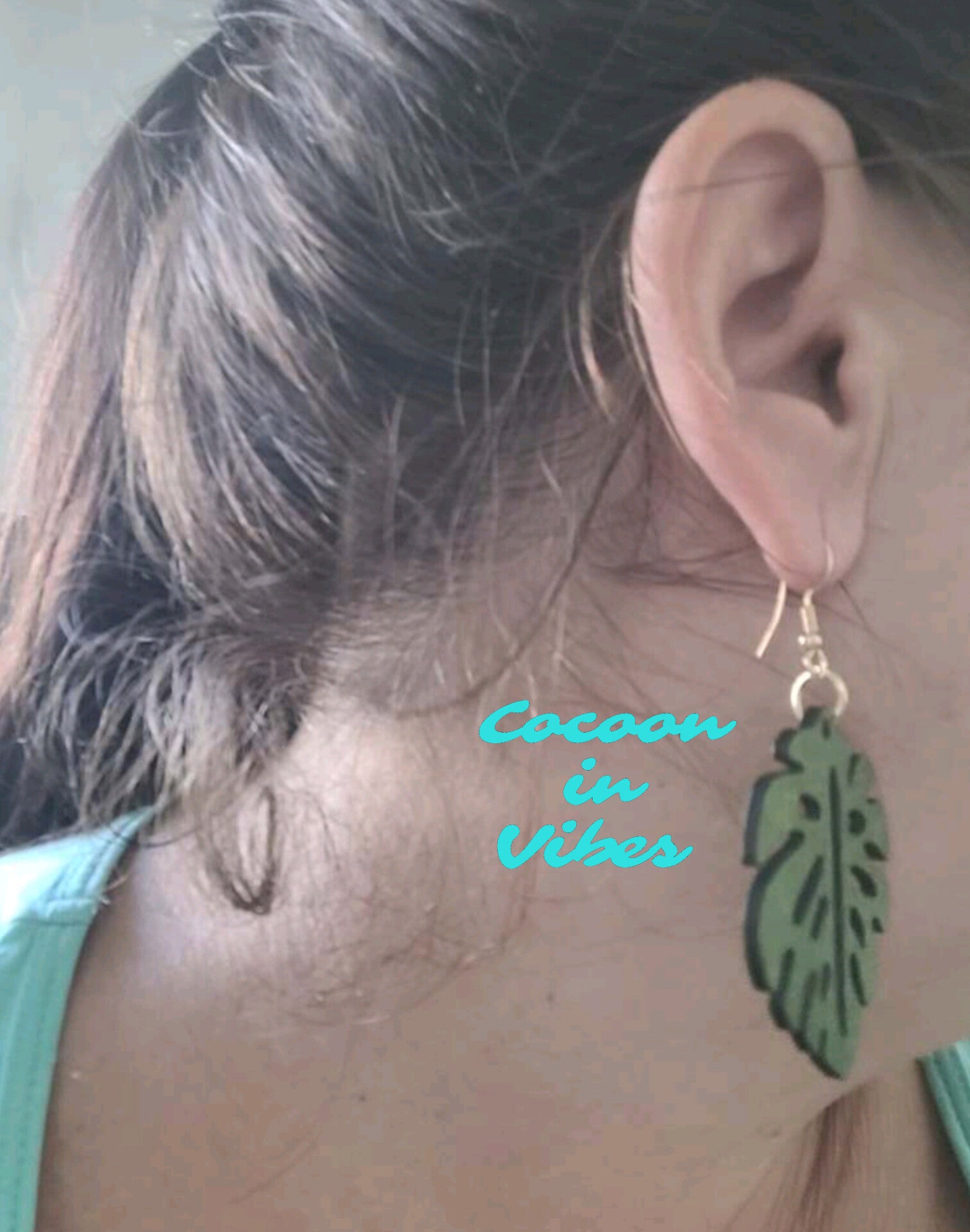 Boucles d’Oreilles Feuilles Tropicales – L’évasion au bout des oreilles