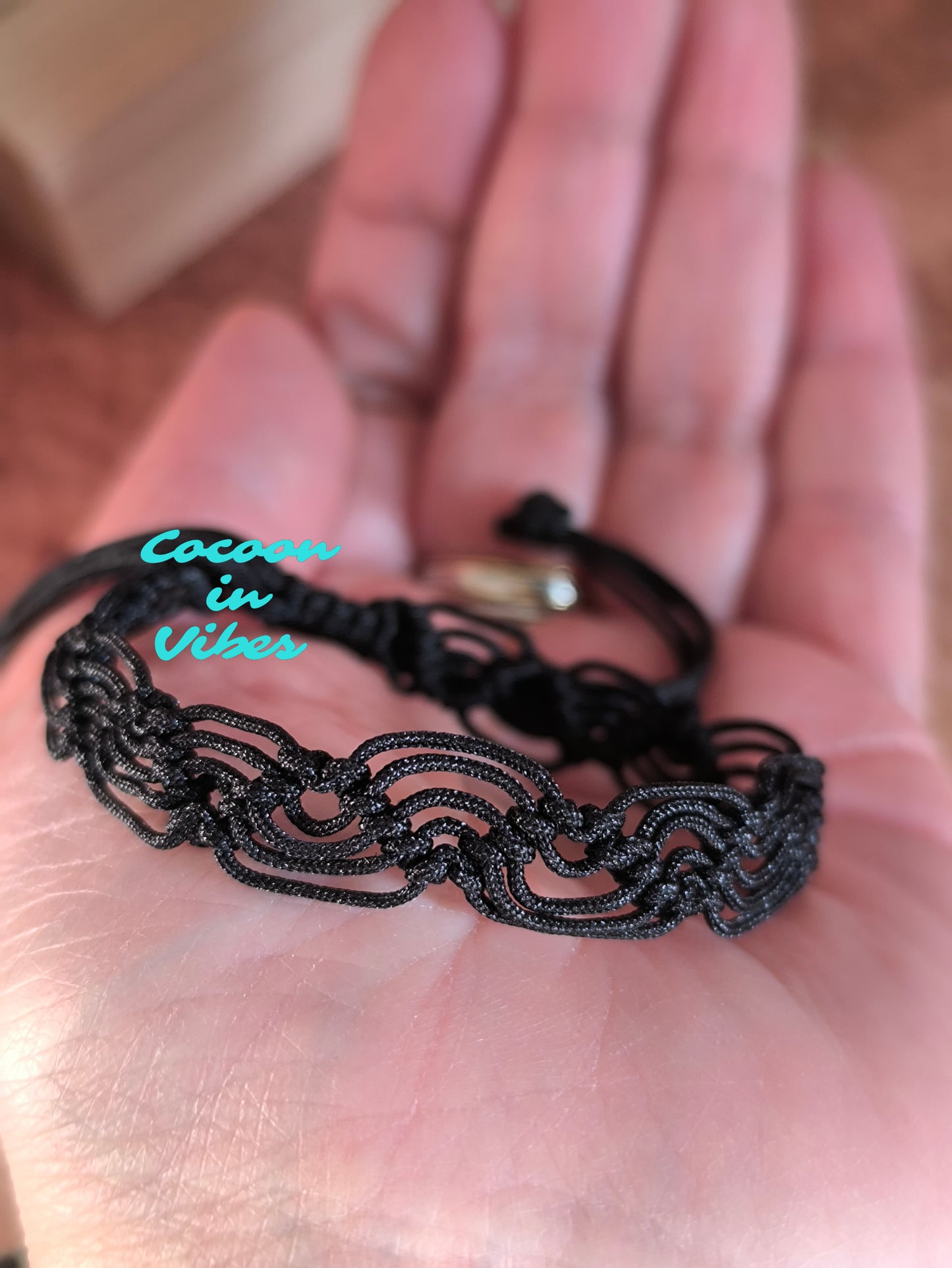 Bracelet “Dentelle Fine” en macramé  – Entièrement réalisé à la main