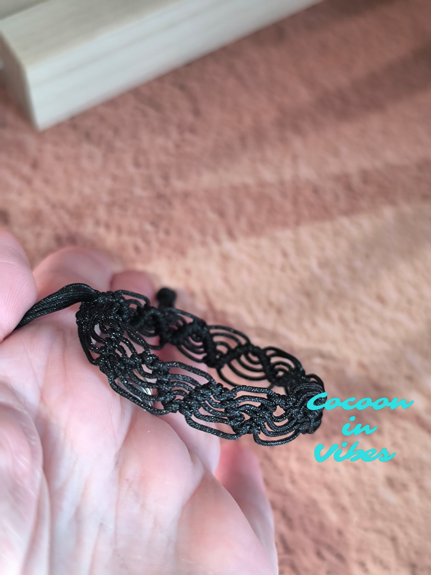 Bracelet “Dentelle Fine” en macramé  – Entièrement réalisé à la main