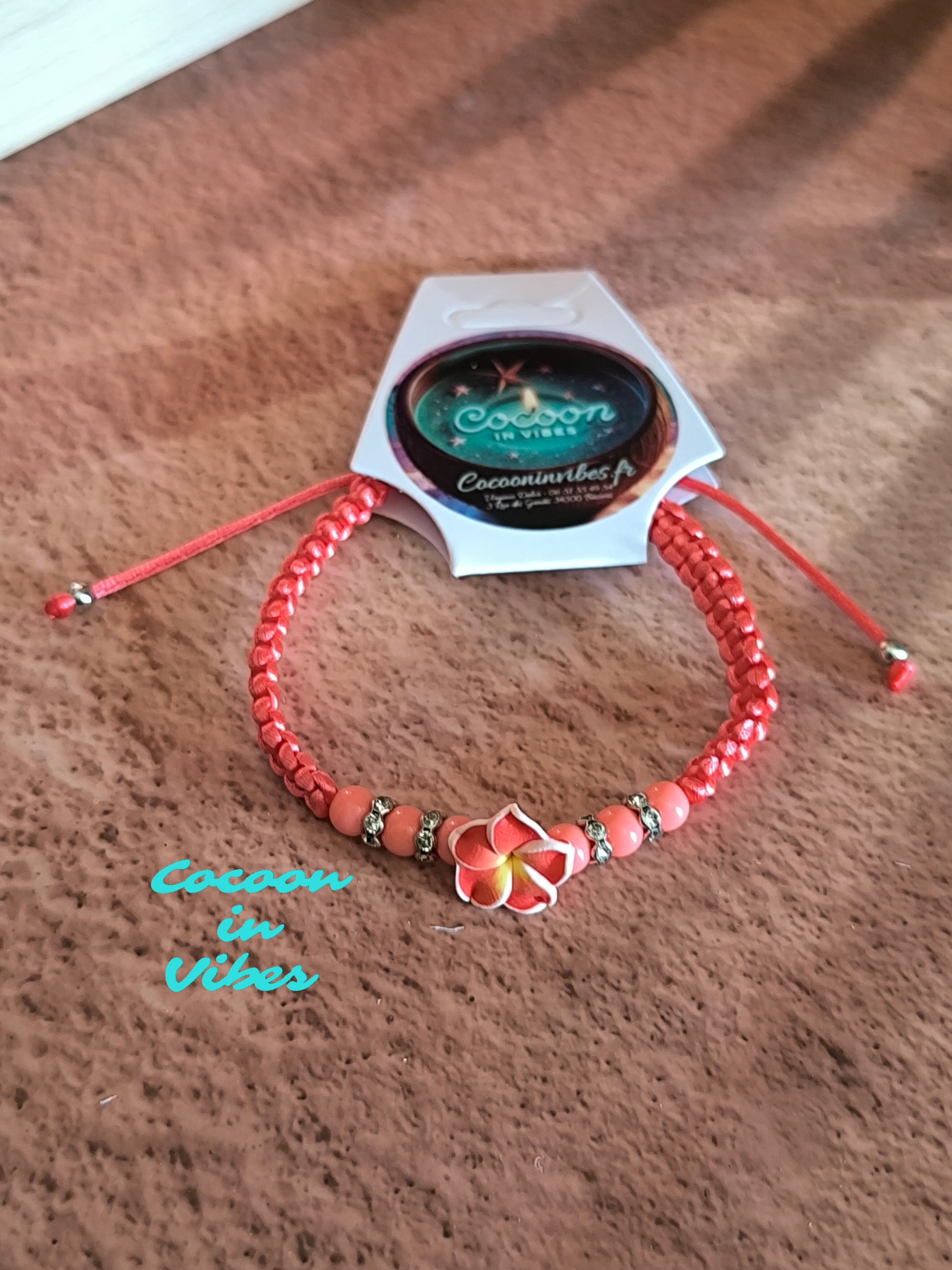Bracelets en cordon satiné & fleur de Monoï – Les couleurs du paradis à ton poignet