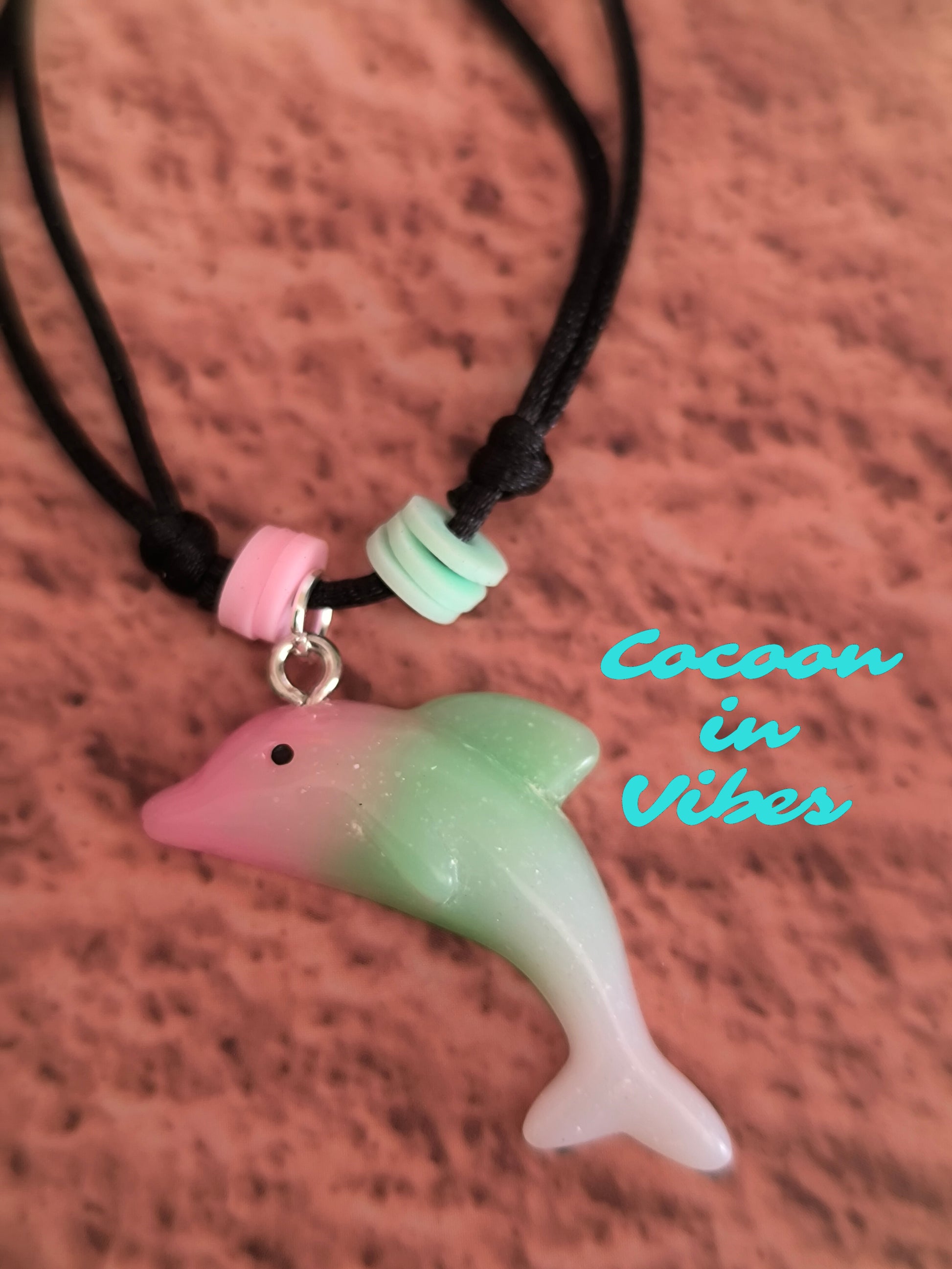 Collier Dauphin Dégradé aux couleurs acidulées – Création Artisanale Exclusive Cocoon in Vibes