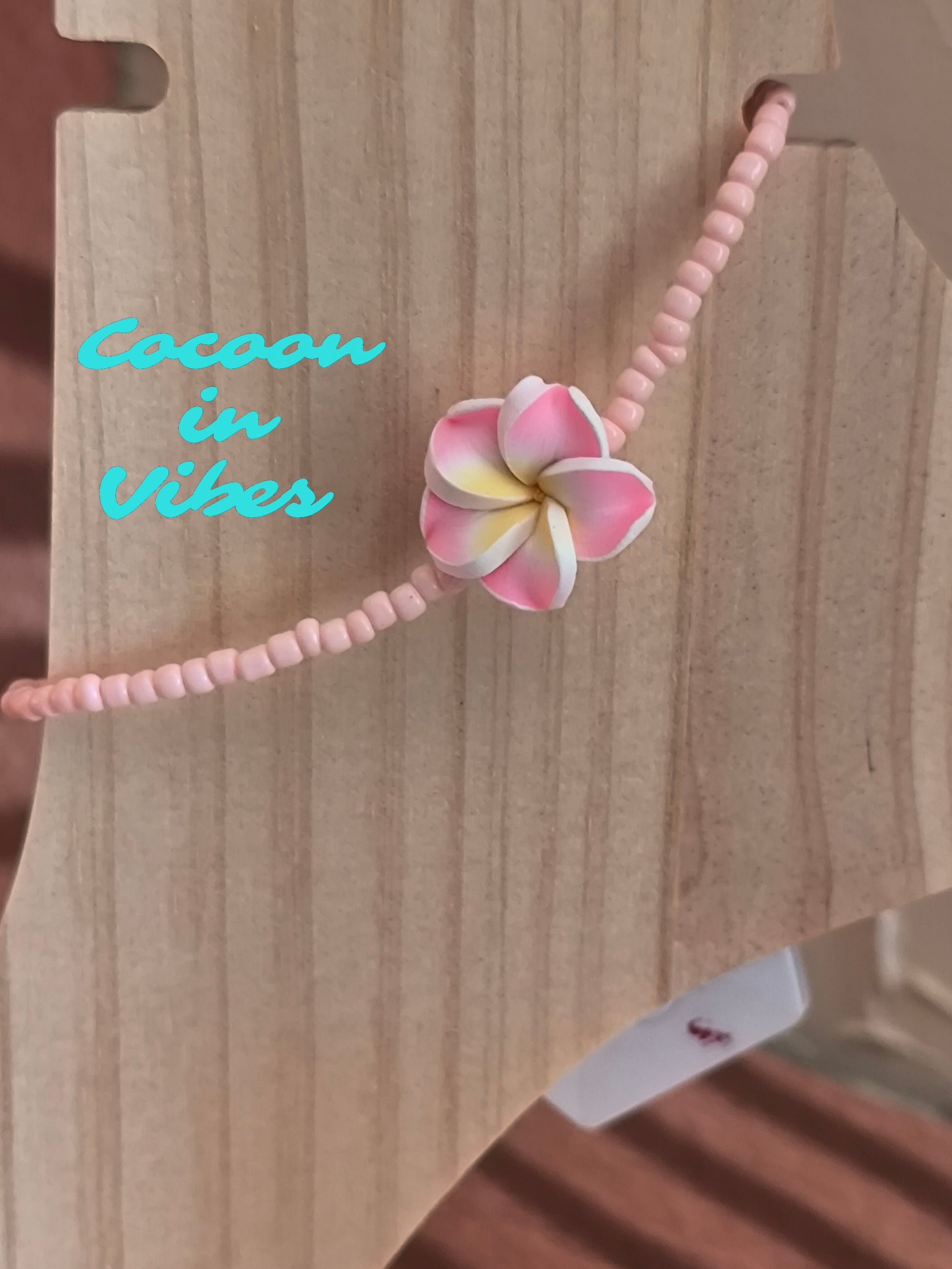Bracelets de cheville en perles de rocaille & fleur de Monoï – L’invitation au voyage