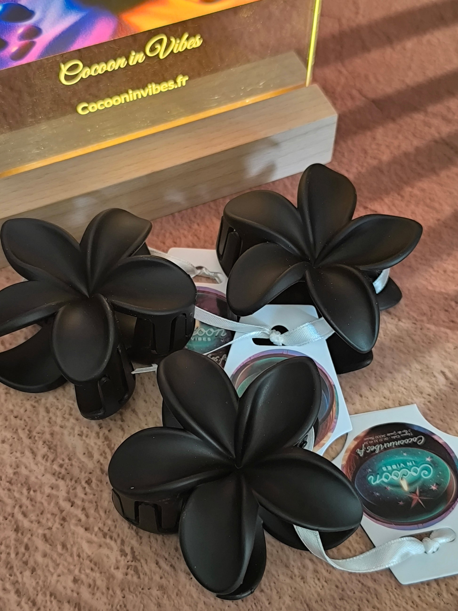 Pince à cheveux Fleur de Monoï ~ Couleur Nuit Noire, L’élégance mystérieuse d’une fleur sous les étoiles…
