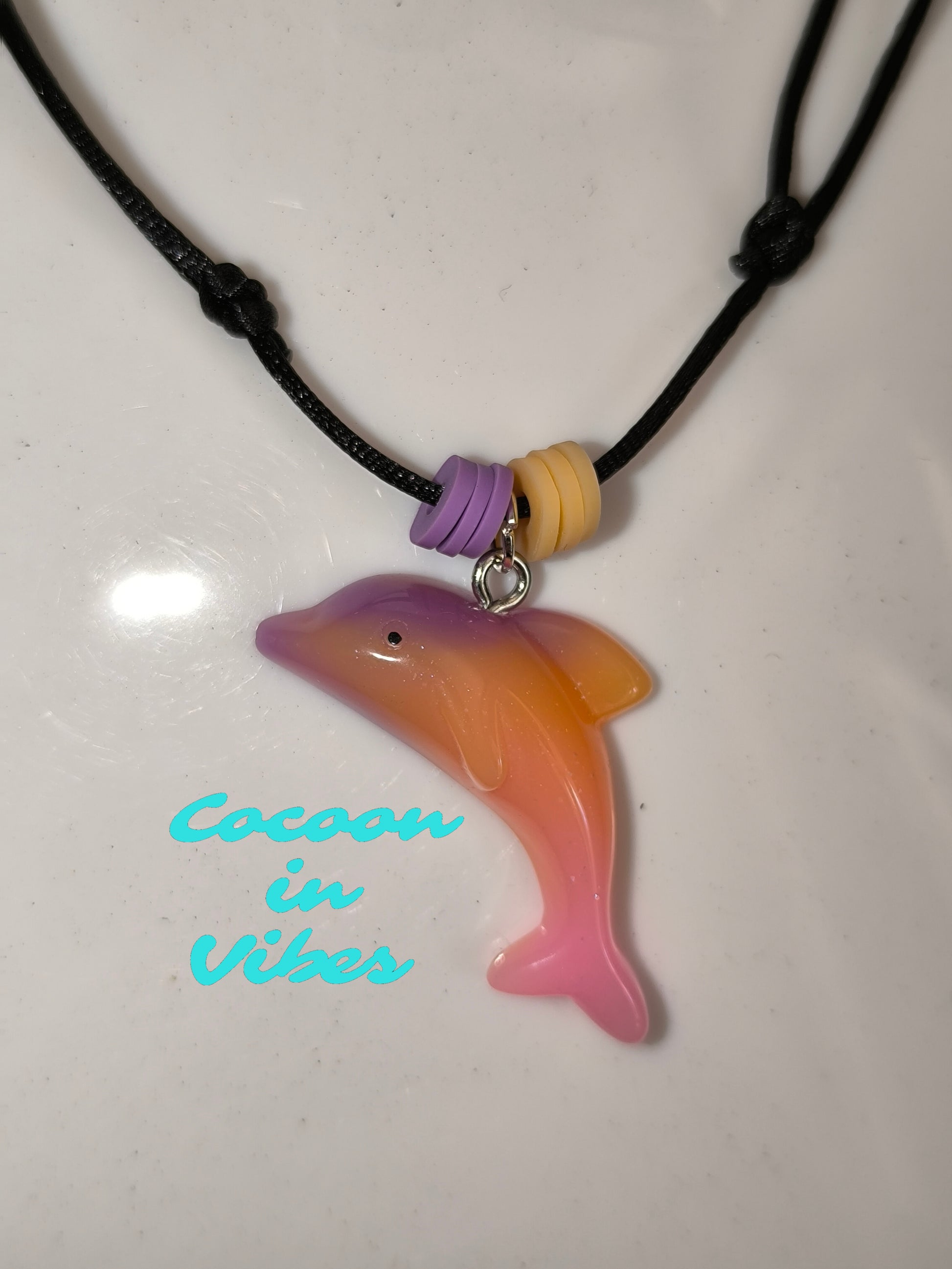 Collier Dauphin Dégradé aux couleurs acidulées – Création Artisanale Exclusive Cocoon in Vibes