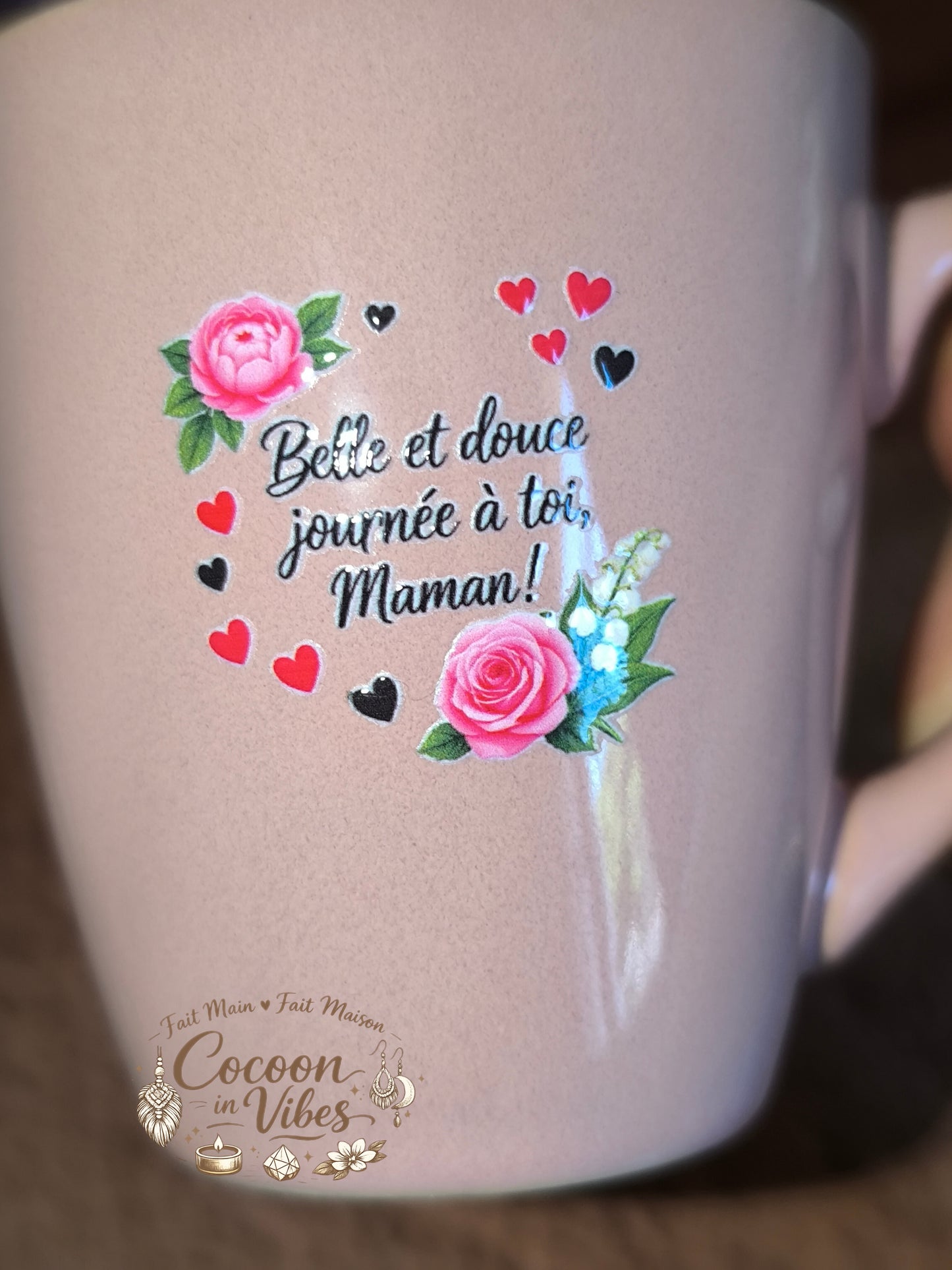 Tasse "Fête des Mères" Rose – BELLE ET DOUCE JOURNÉE À TOI, MAMAN ! – Pièce unique, création artisanale Cocoon in Vibes