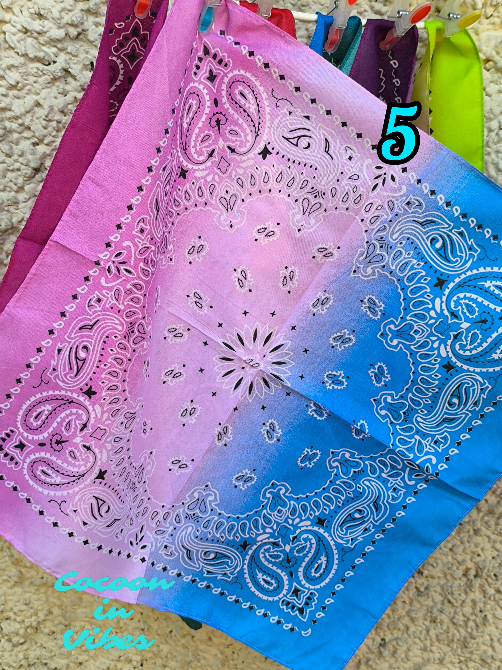 Les Bandanas Magiques de l’Été – L’Accessoire aux Mille Histoires