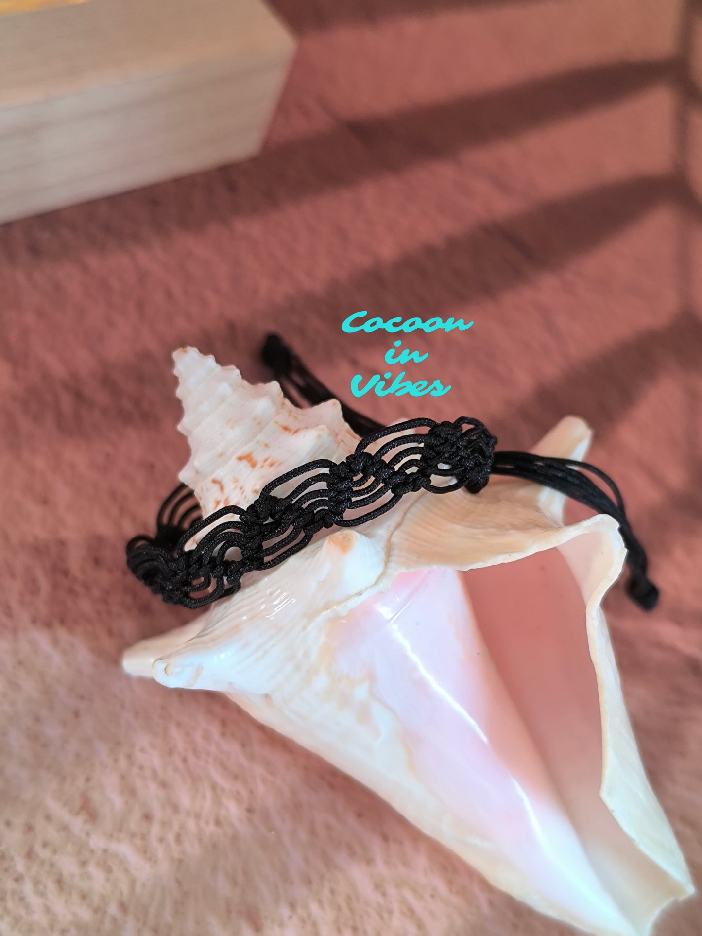 Bracelet “Dentelle Fine” en macramé  – Entièrement réalisé à la main