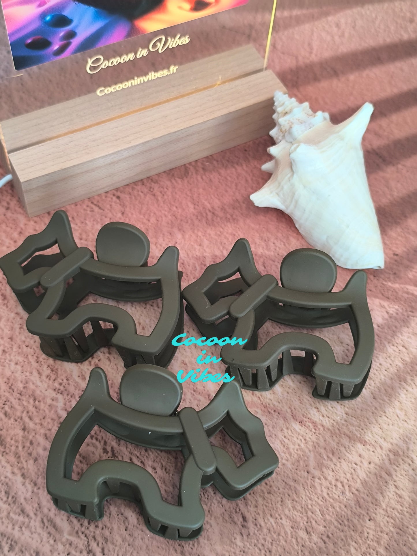 Grande pince cheveux Canaille – Motif chien ajouré – Cappuccino (8,5 cm x 6 cm)