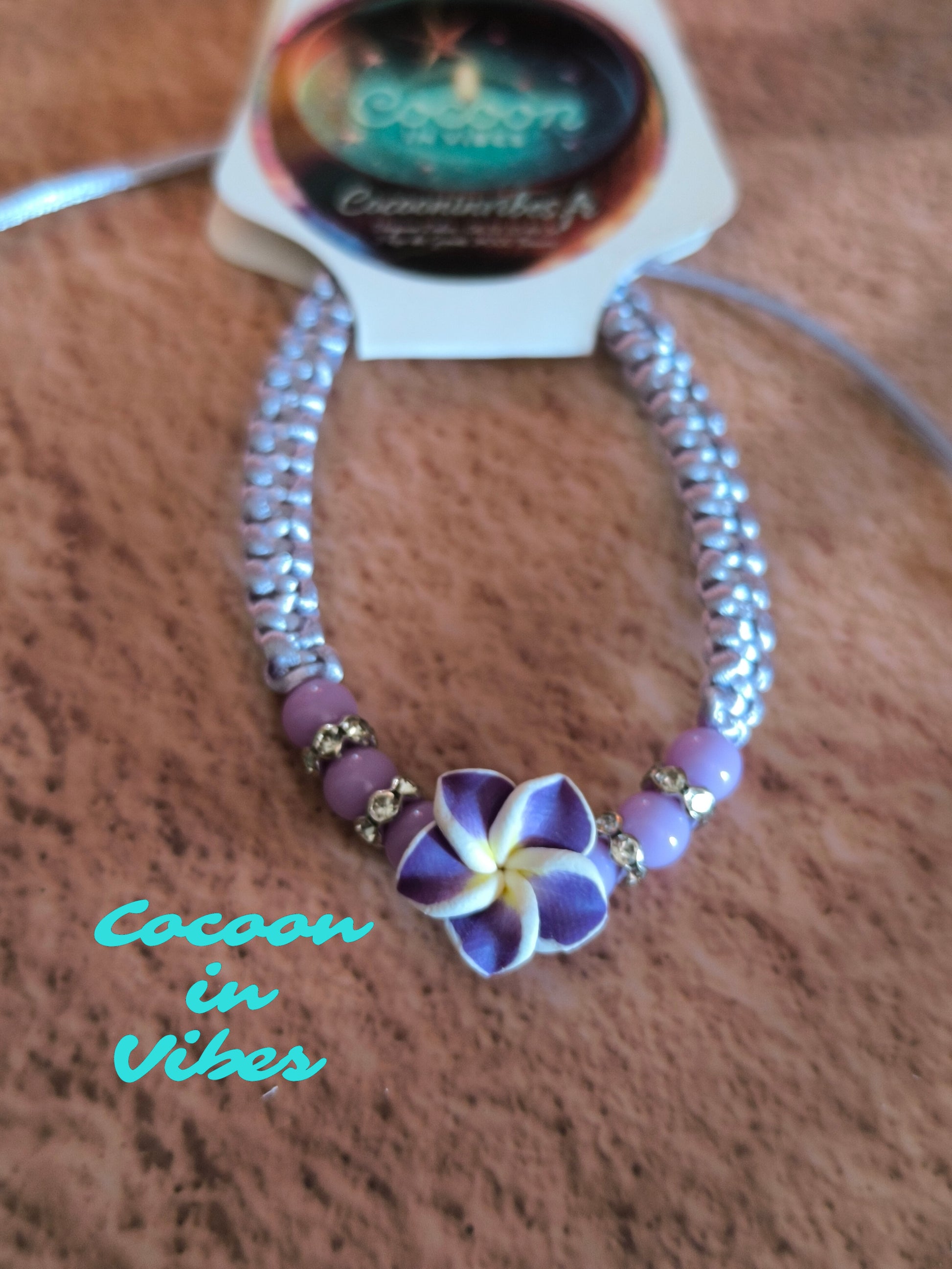 Bracelets en cordon satiné & fleur de Monoï – Les couleurs du paradis à ton poignet