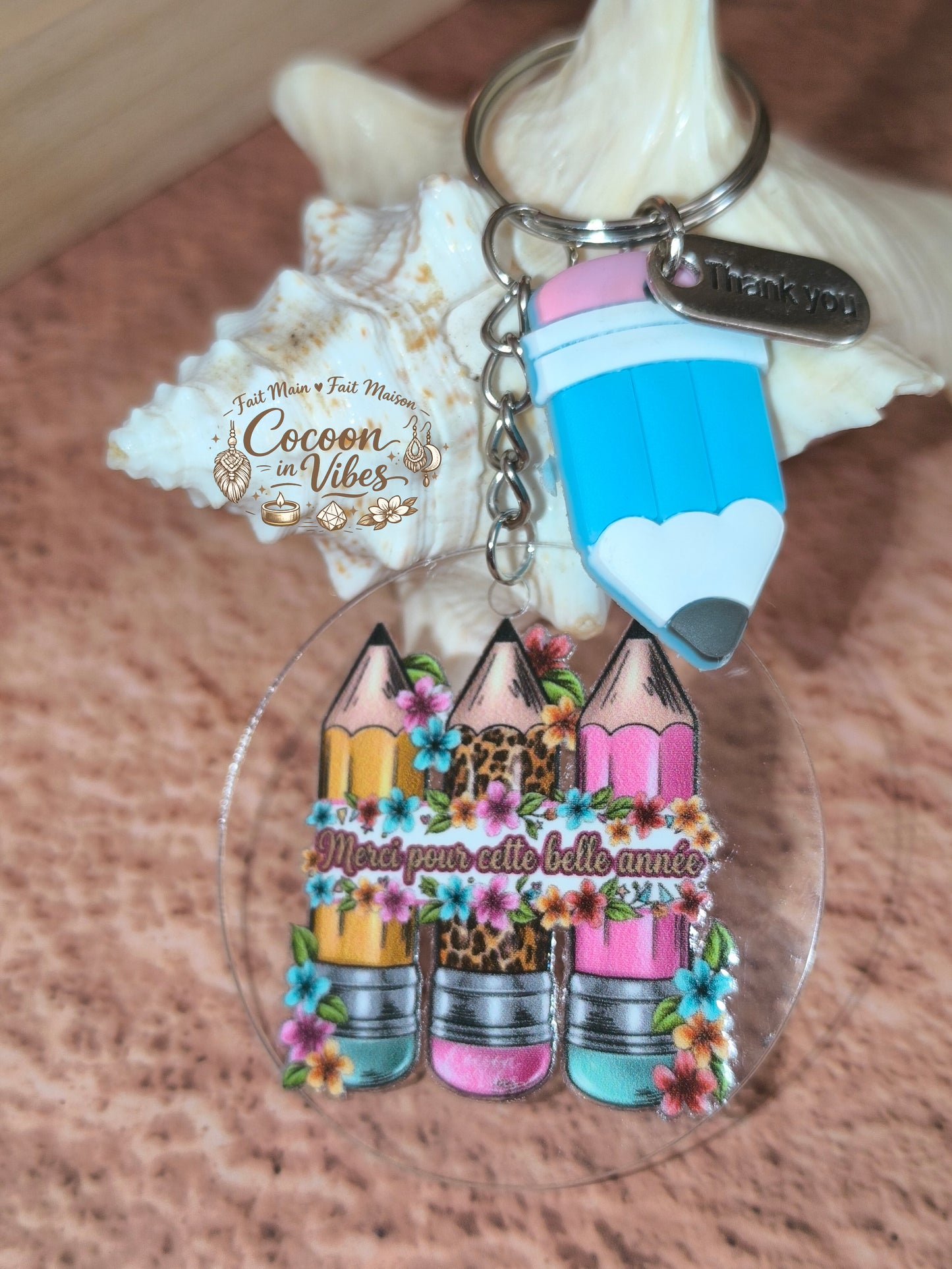 Porte-clé “Merci pour cette belle année – Crayons Graphiques & Breloque Bleue” – Modèle unique fait main