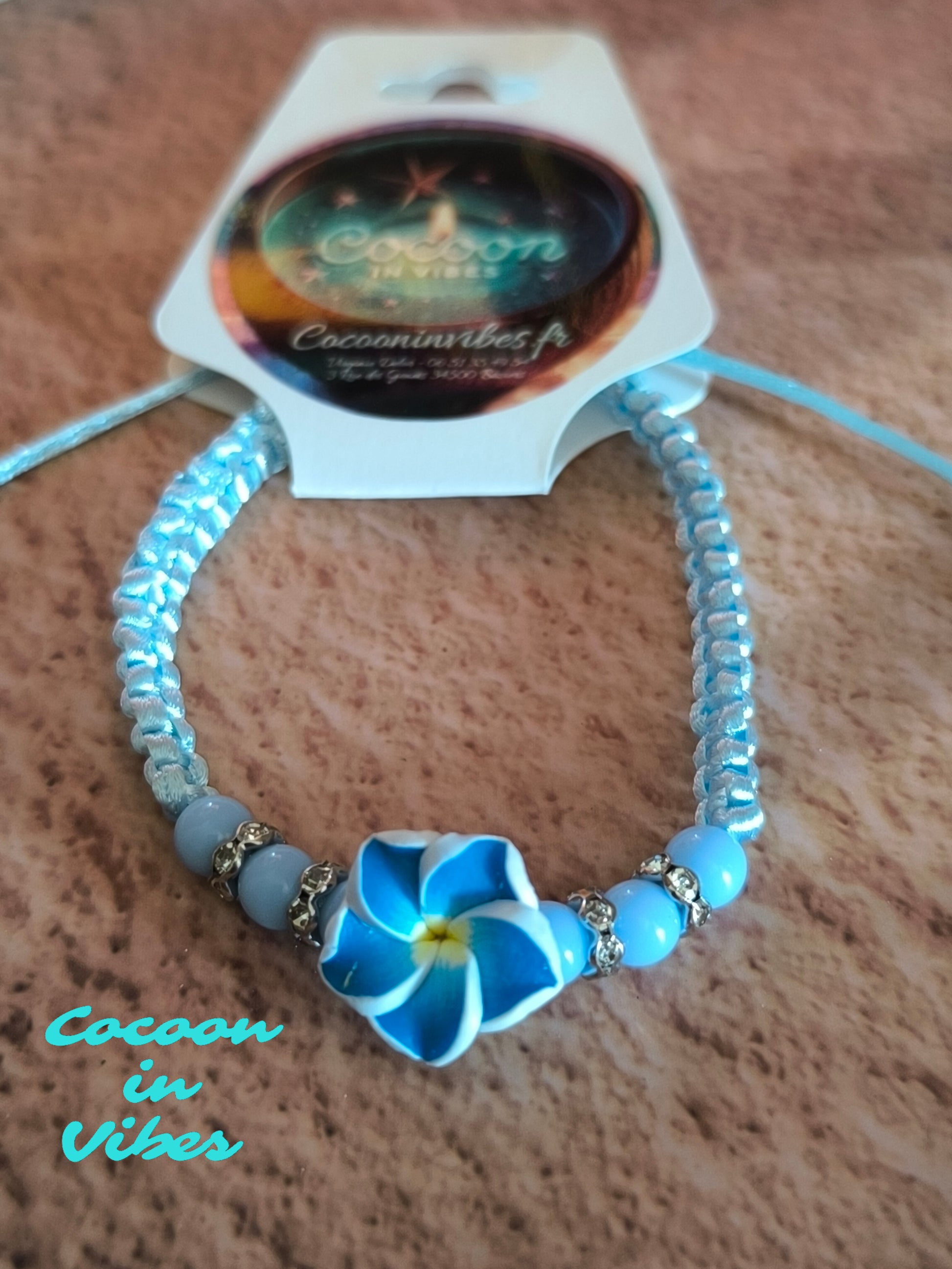 Bracelets en cordon satiné & fleur de Monoï – Les couleurs du paradis à ton poignet