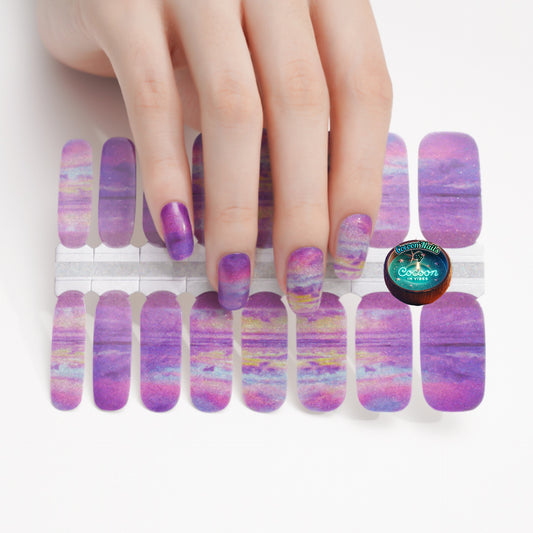 Cocoon’Nails – Sunset Glow ✨ Quand le ciel embrase la mer et que les reflets du soir se déposent au bout de vos doigts…