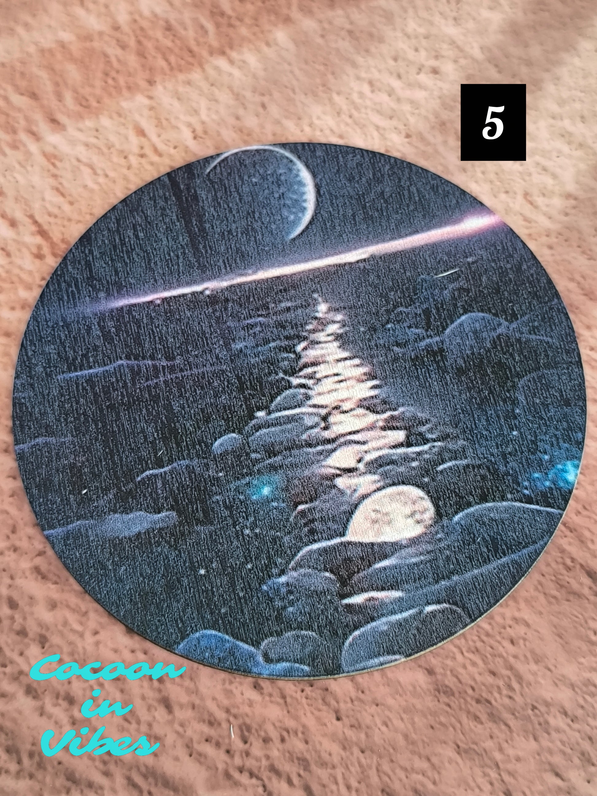 Dessous de tasse "Pleine Lune sur la Mer" – Quand la nuit se pare d’or et d’argent…