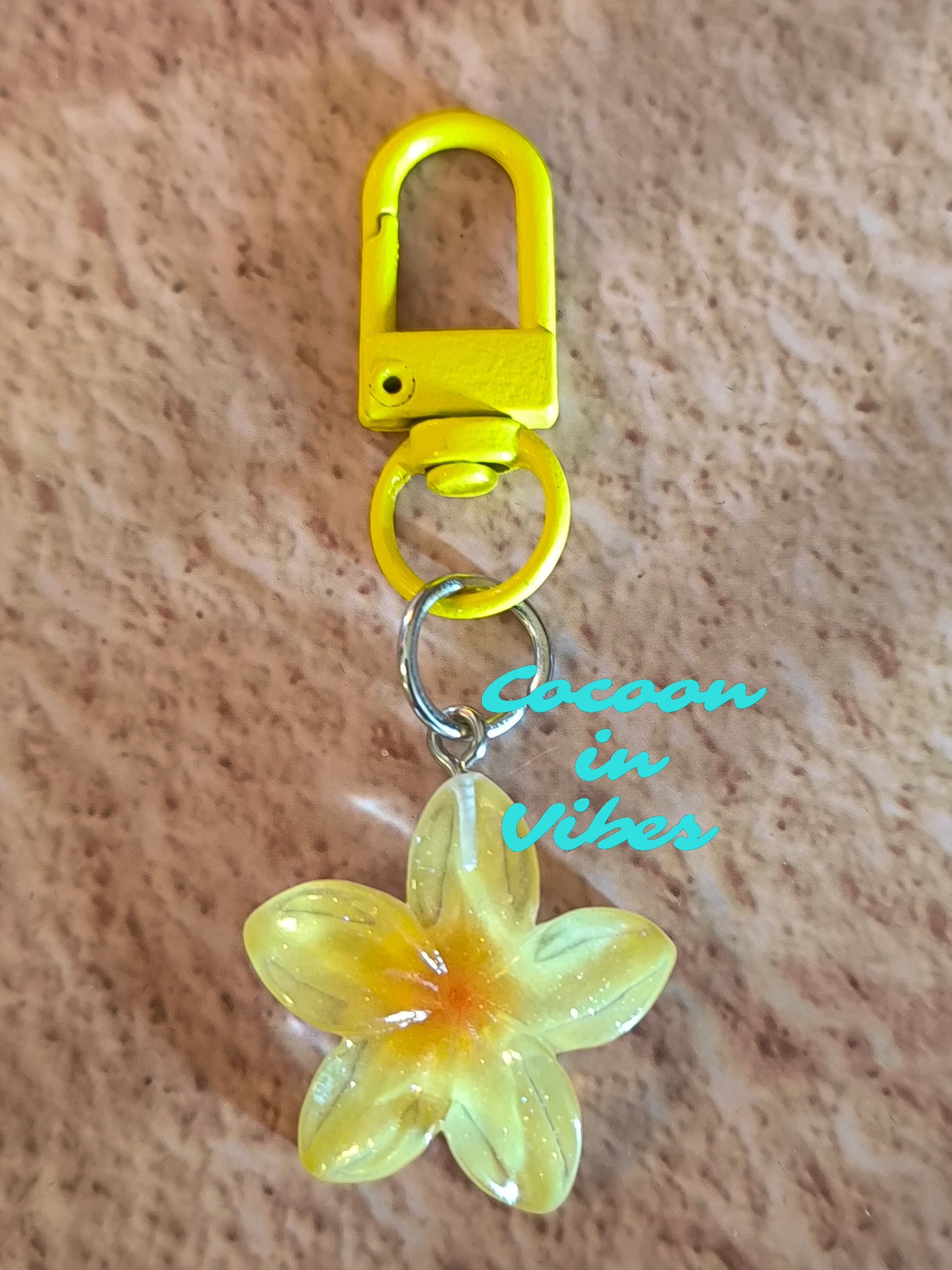 Bijou de Sac / Porte-Clés Fleur de Monoï – L’essence des iles toujours avec vous