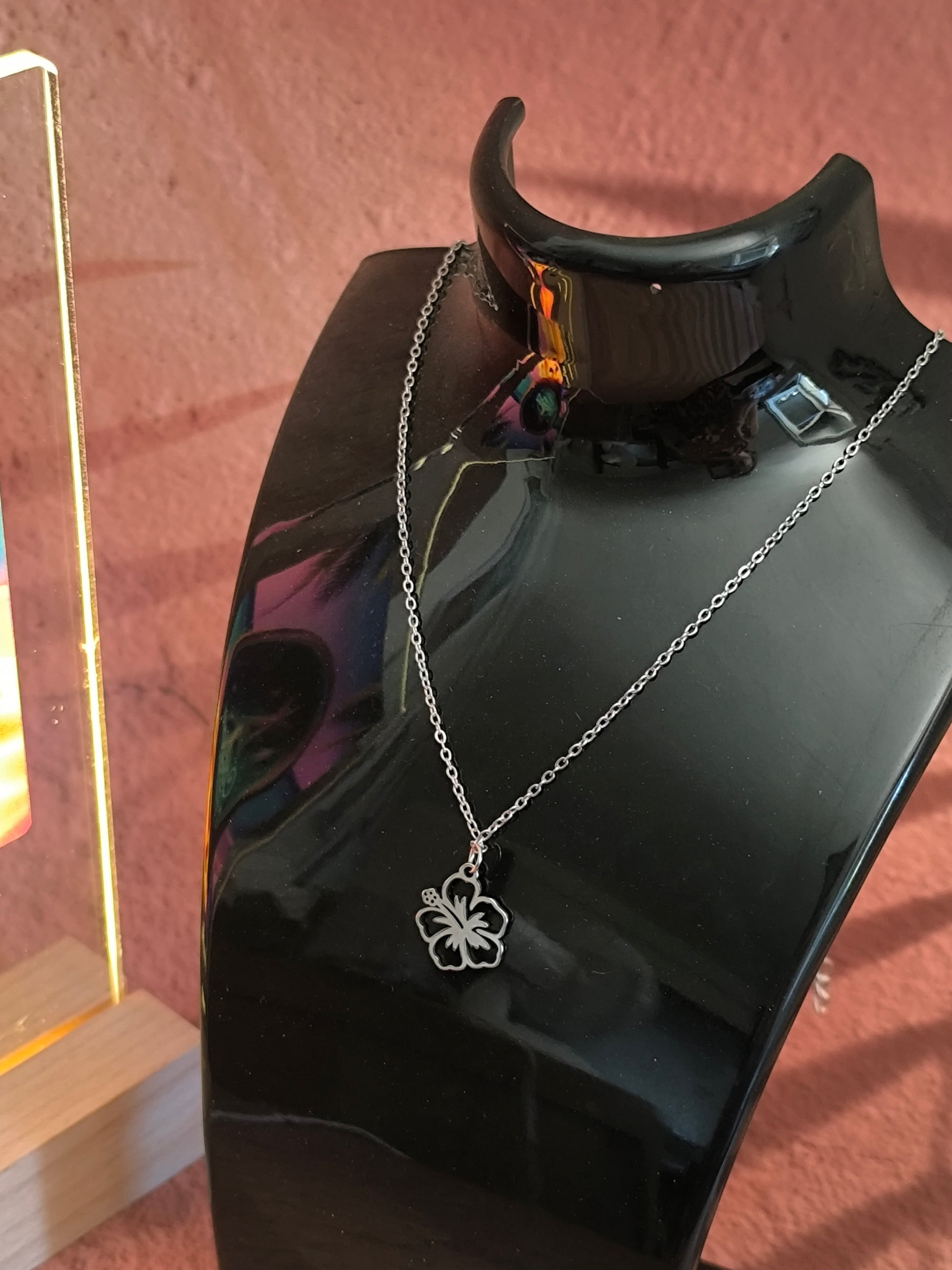 Collier Petit Hibiscus Discret – Acier Inoxydable