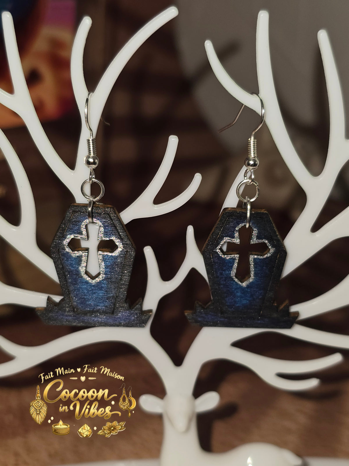 Boucles d'oreilles Artisanales en Bois « Cercueil Gothique » - Collection Éphémère Halloween