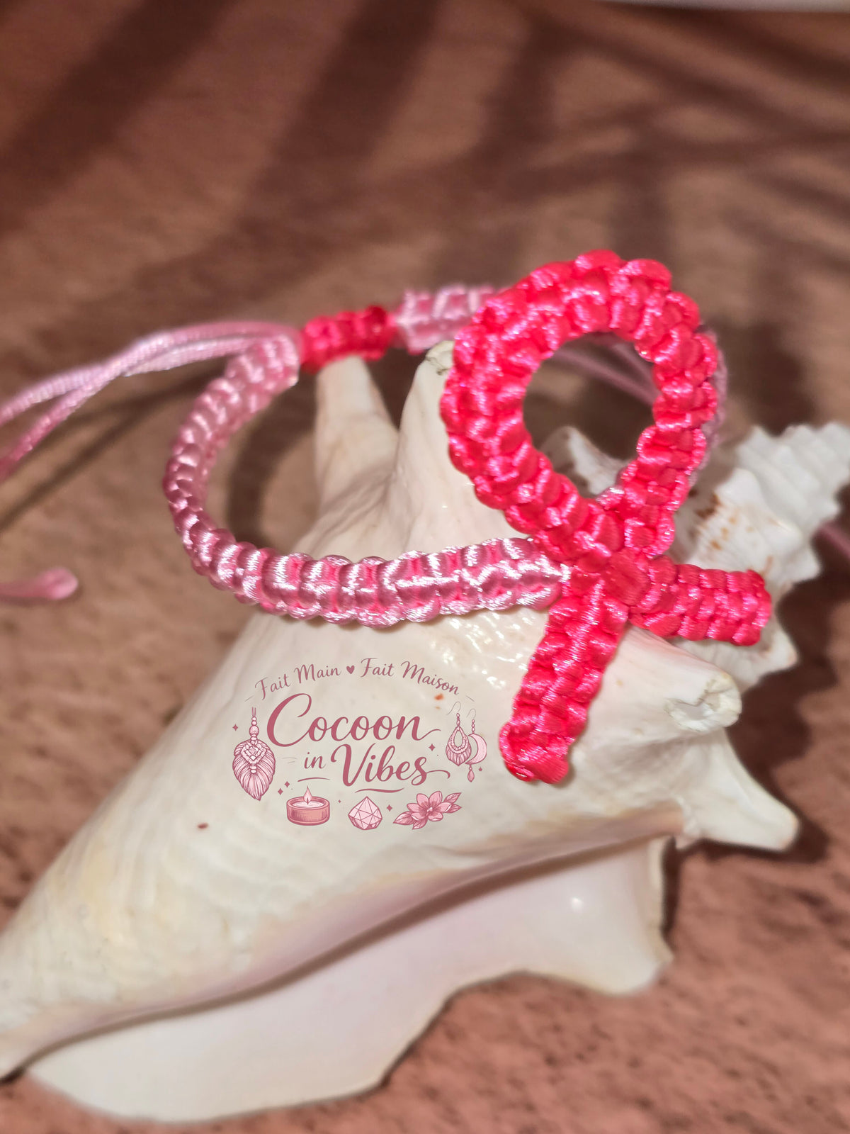 Bracelet Artisanal en Macramé Solidaire – Octobre Rose