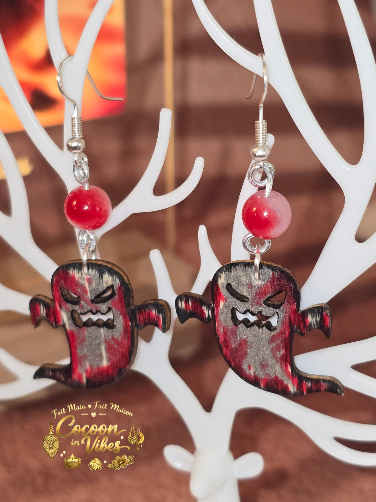 Boucles d'oreilles Artisanales en Bois « Fantôme Ensanglanté »