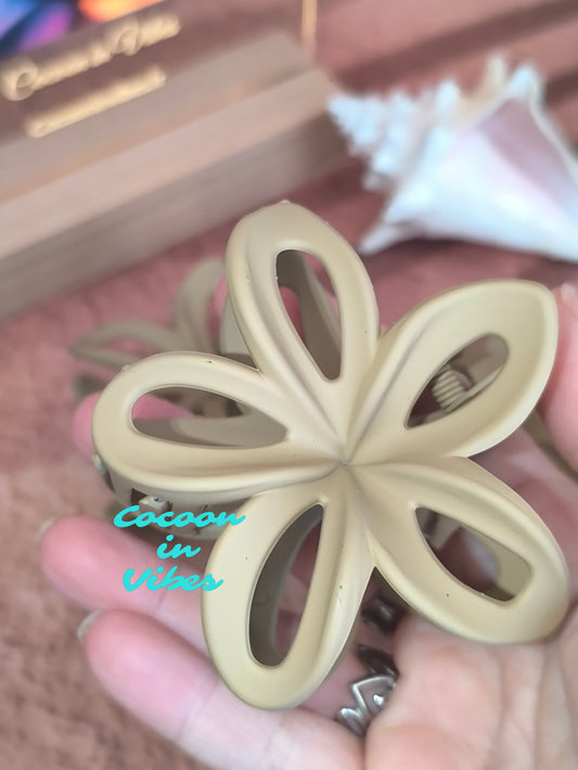 Grande pince à cheveux Monoï Ajouré – Coloris Caramel (8 cm x 7 cm)